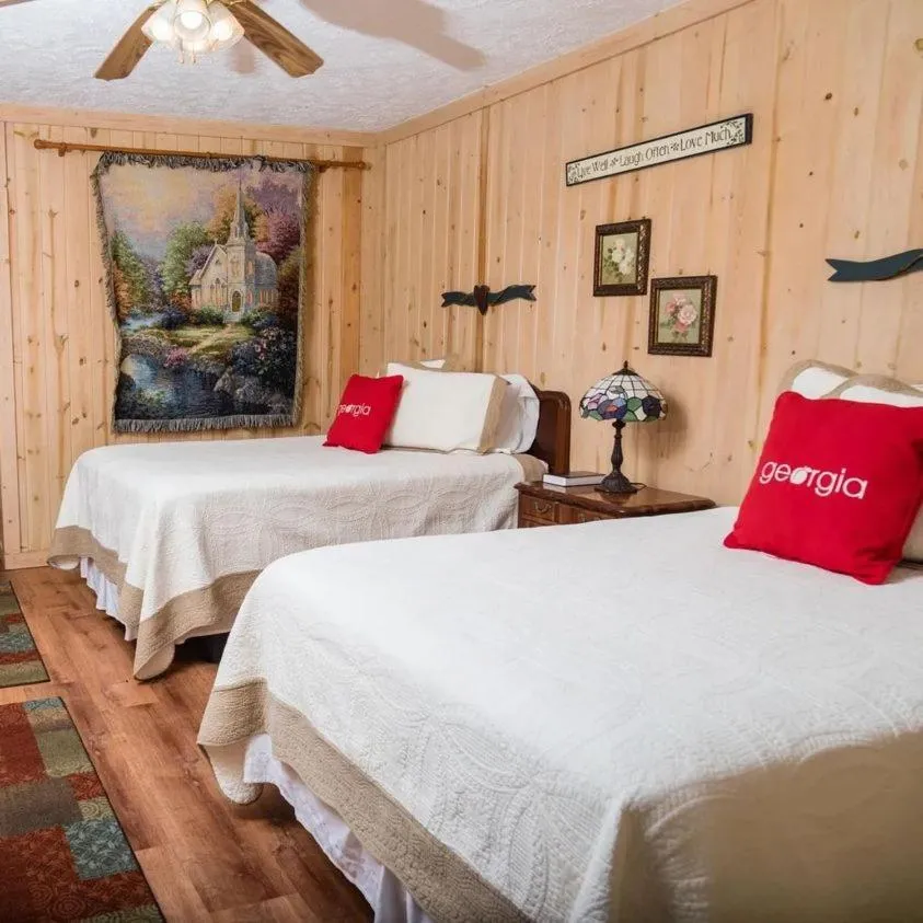 Bed in Mountain Aire Cottages, Inn, & Glamping