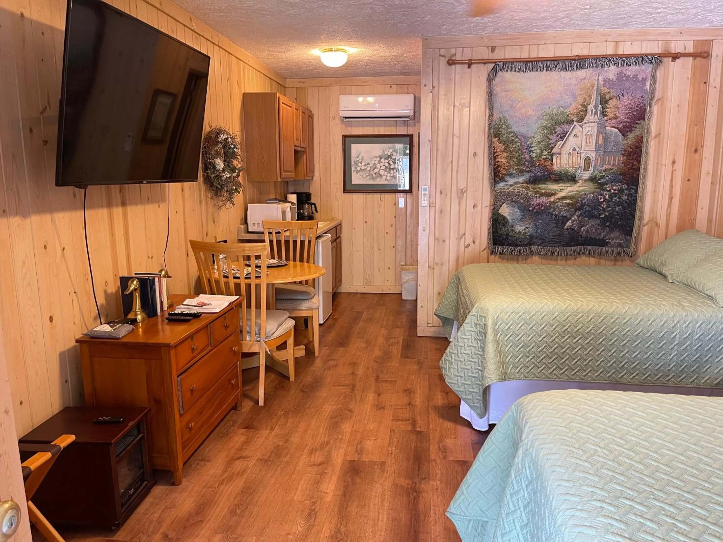 Bed in Mountain Aire Cottages, Inn, & Glamping