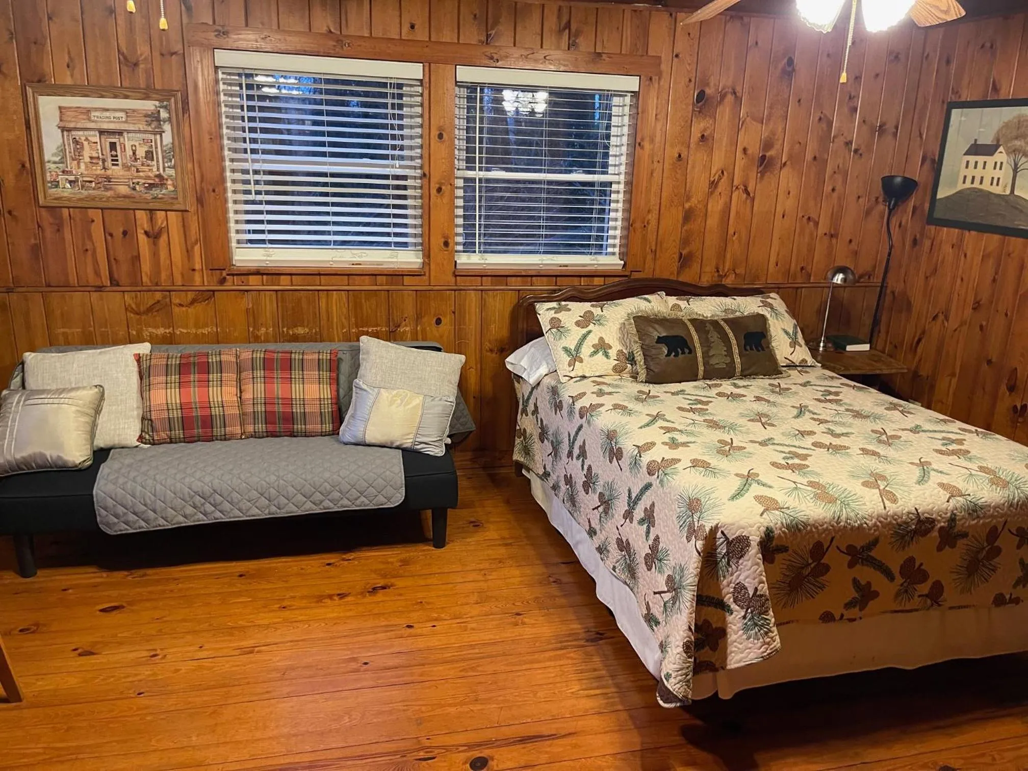Living room, Bed in Mountain Aire Cottages, Inn, & Glamping