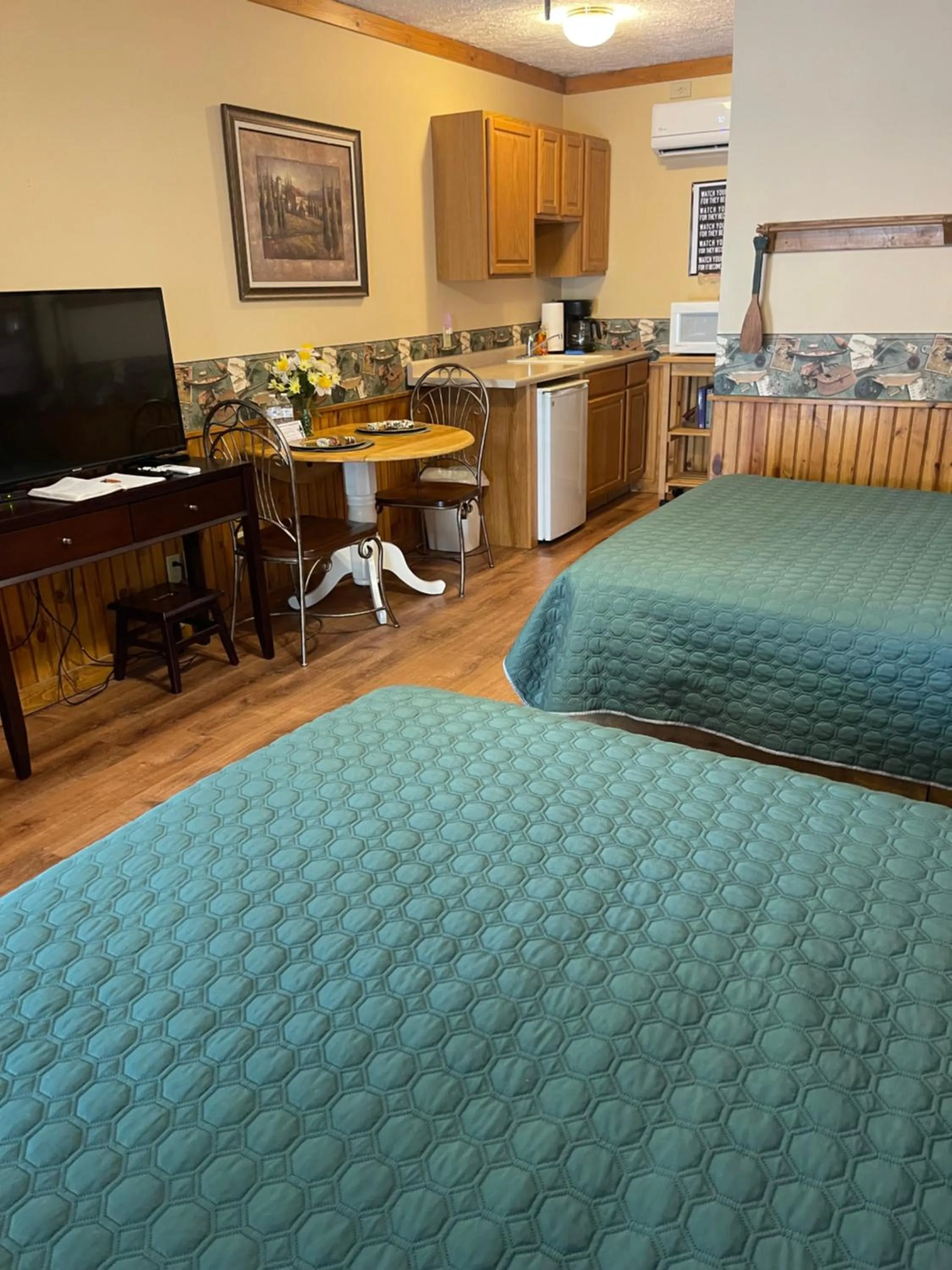 Bed in Mountain Aire Cottages, Inn, & Glamping
