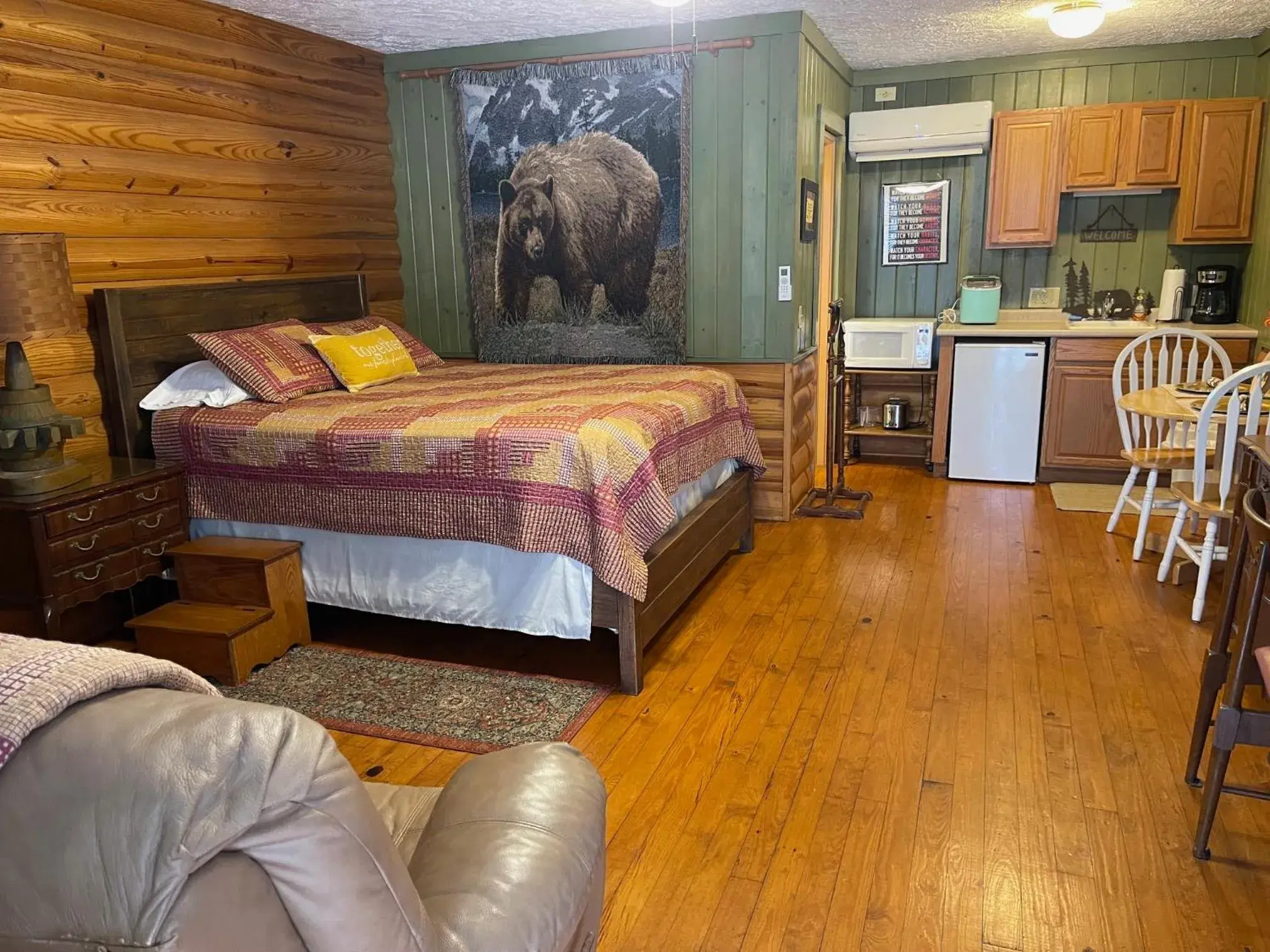 Bed in Mountain Aire Cottages, Inn, & Glamping Bed in Mountain Aire Cottages, Inn, & Glamping