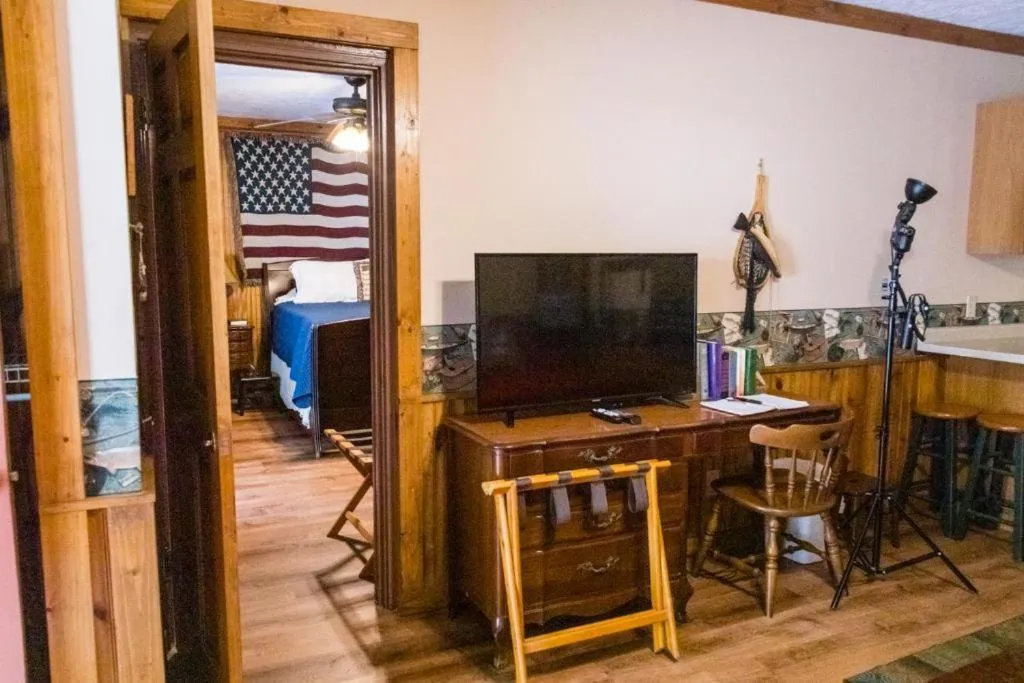 TV and multimedia in Mountain Aire Cottages, Inn, & Glamping