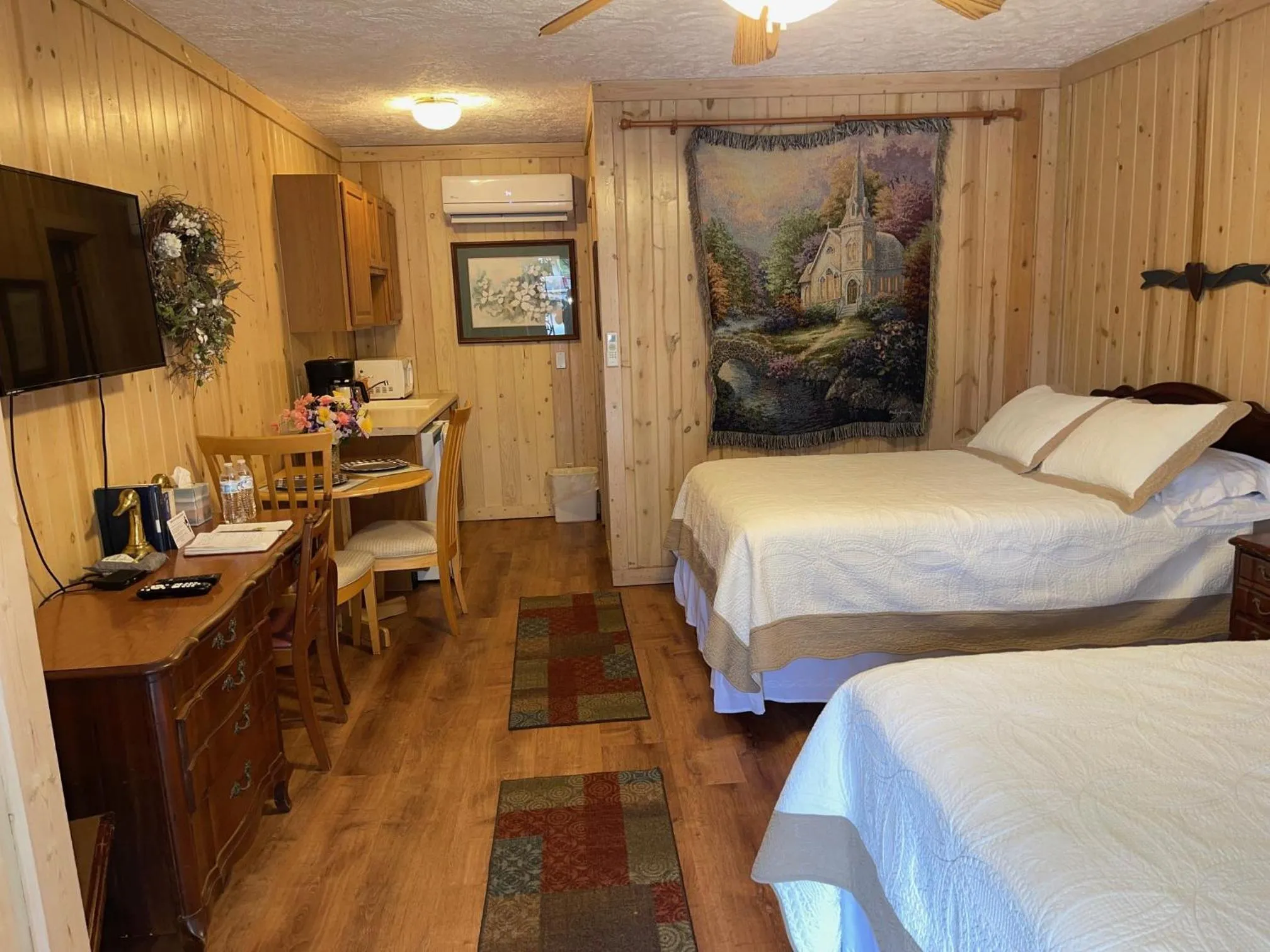 TV and multimedia, Bed in Mountain Aire Cottages, Inn, & Glamping