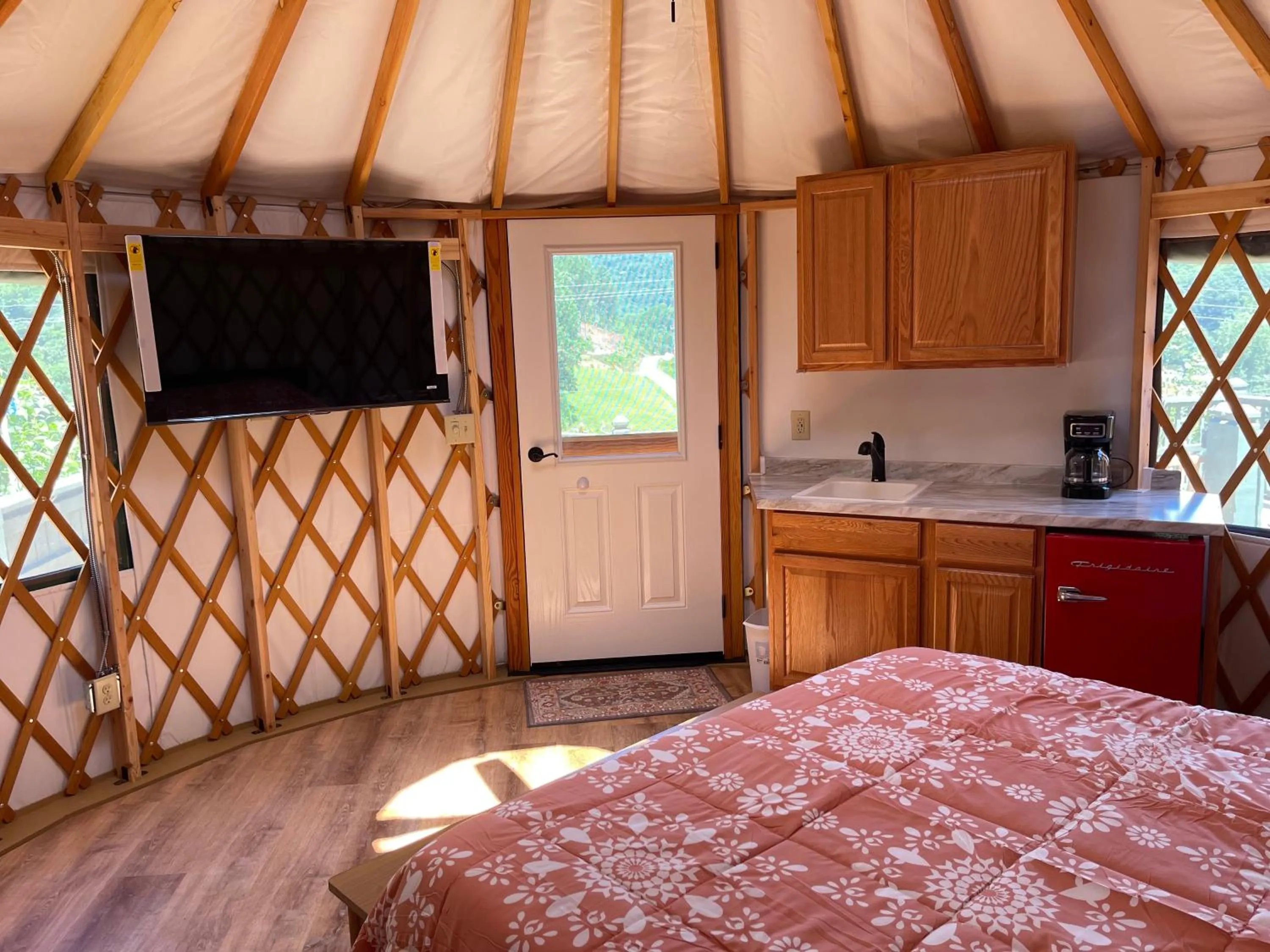 Bed in Mountain Aire Cottages, Inn, & Glamping