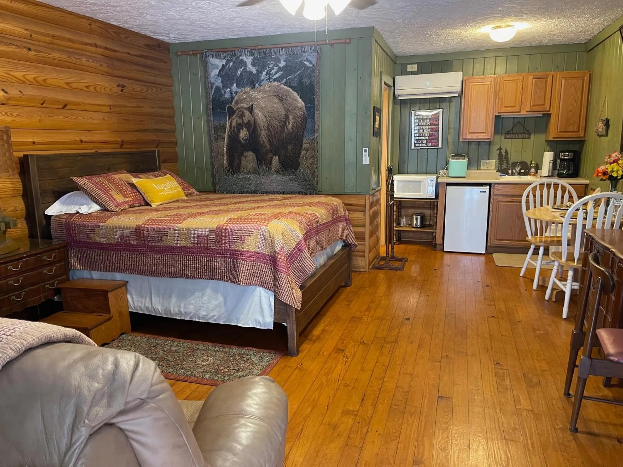 Bed in Mountain Aire Cottages, Inn, & Glamping