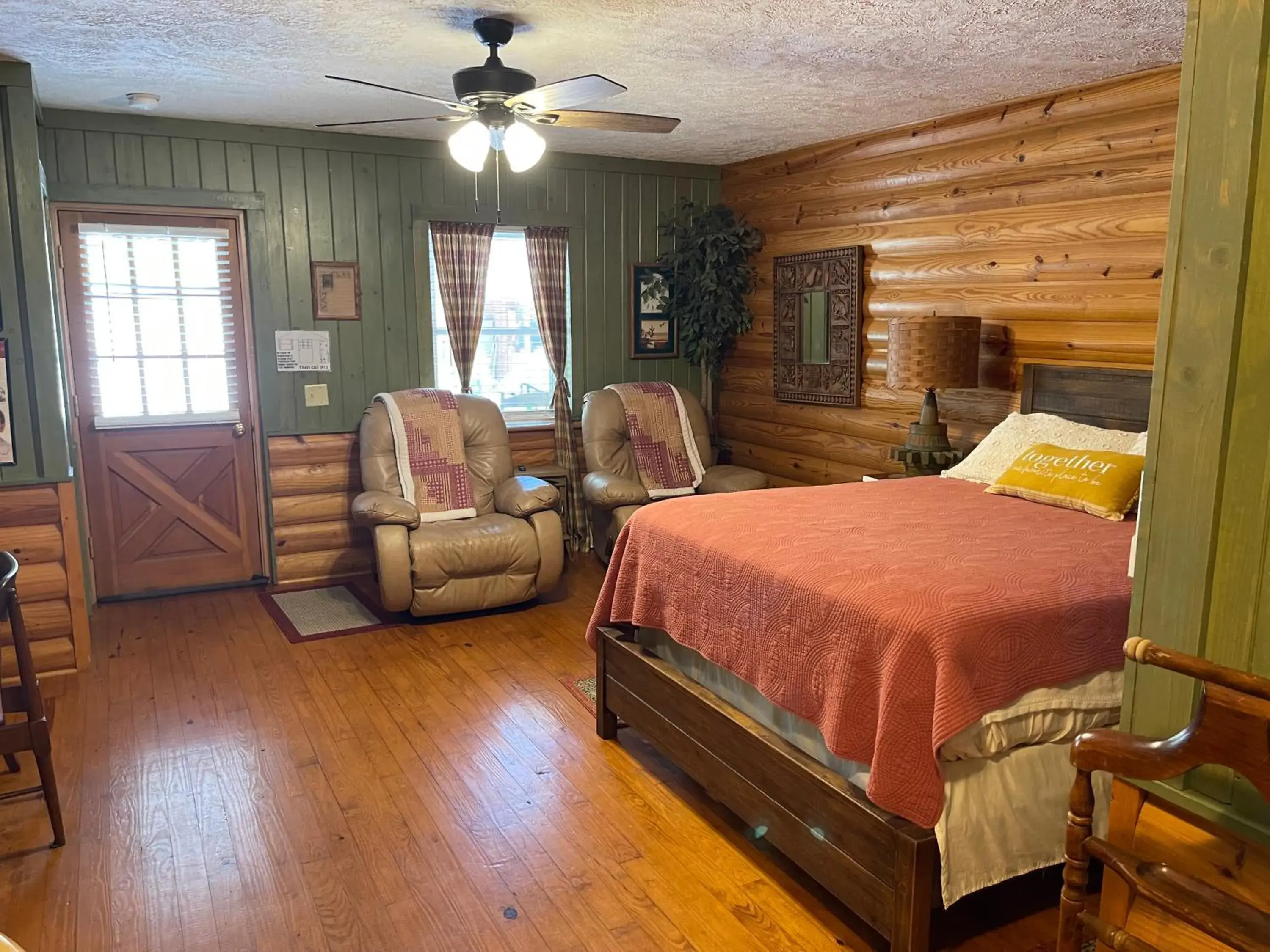 Bed in Mountain Aire Cottages, Inn, & Glamping Bed in Mountain Aire Cottages, Inn, & Glamping