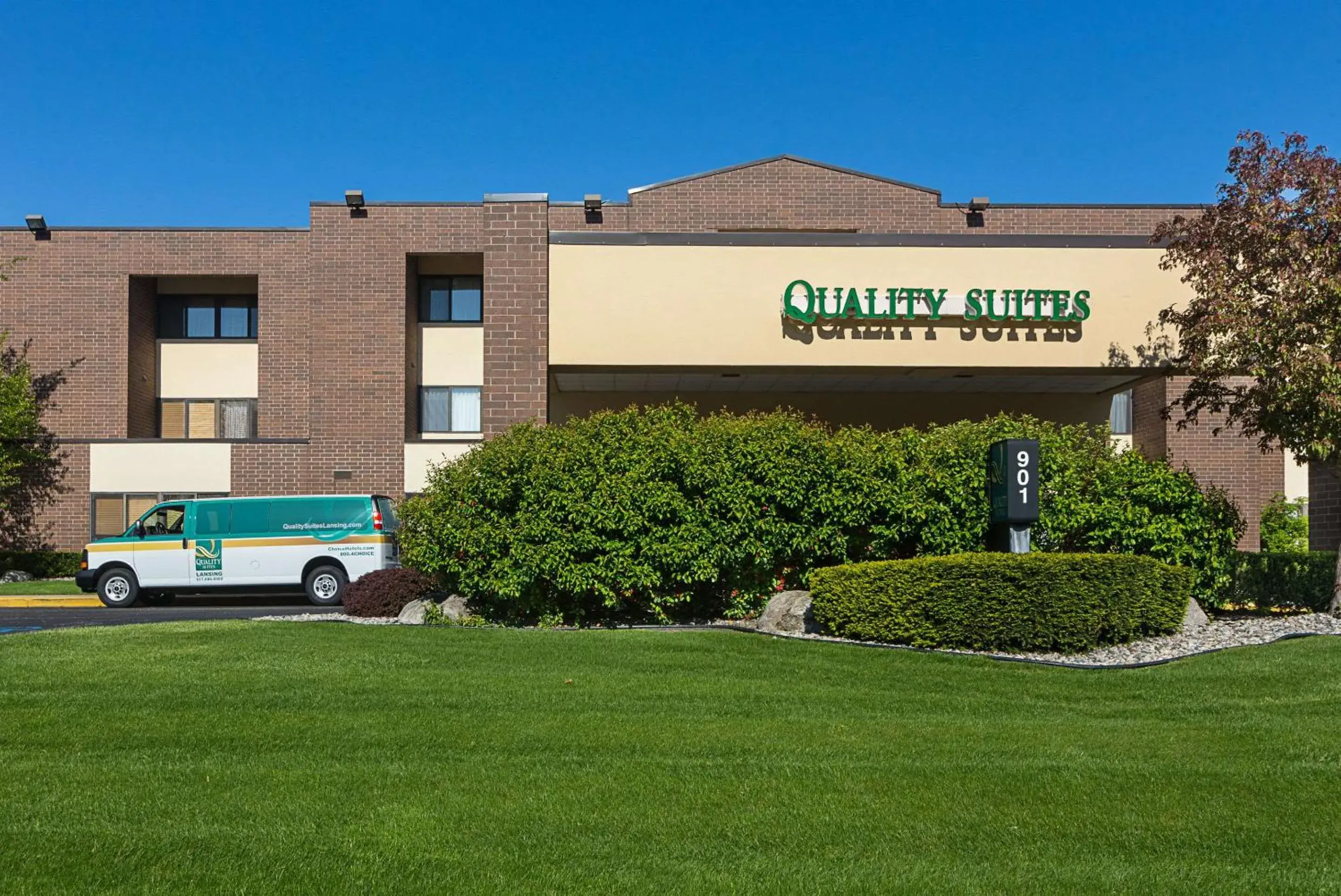 Property building in Quality Suites Lansing West Property building in Quality Suites Lansing West