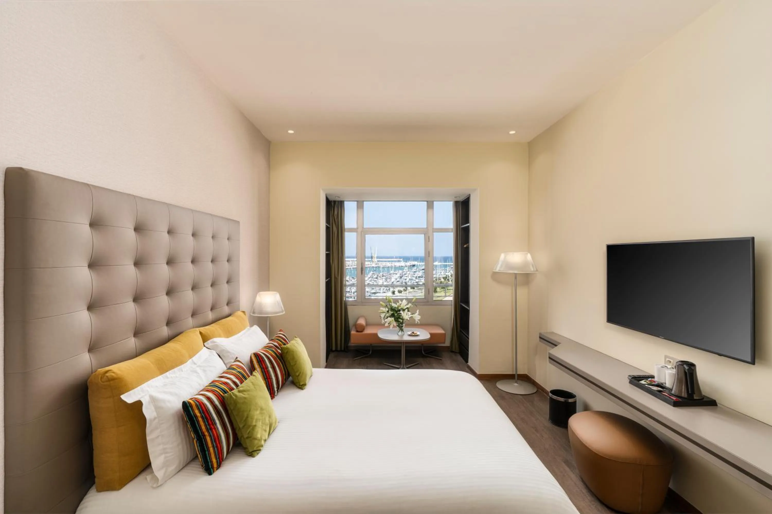 Photo of the whole room, Bed in Marina Bay City Center