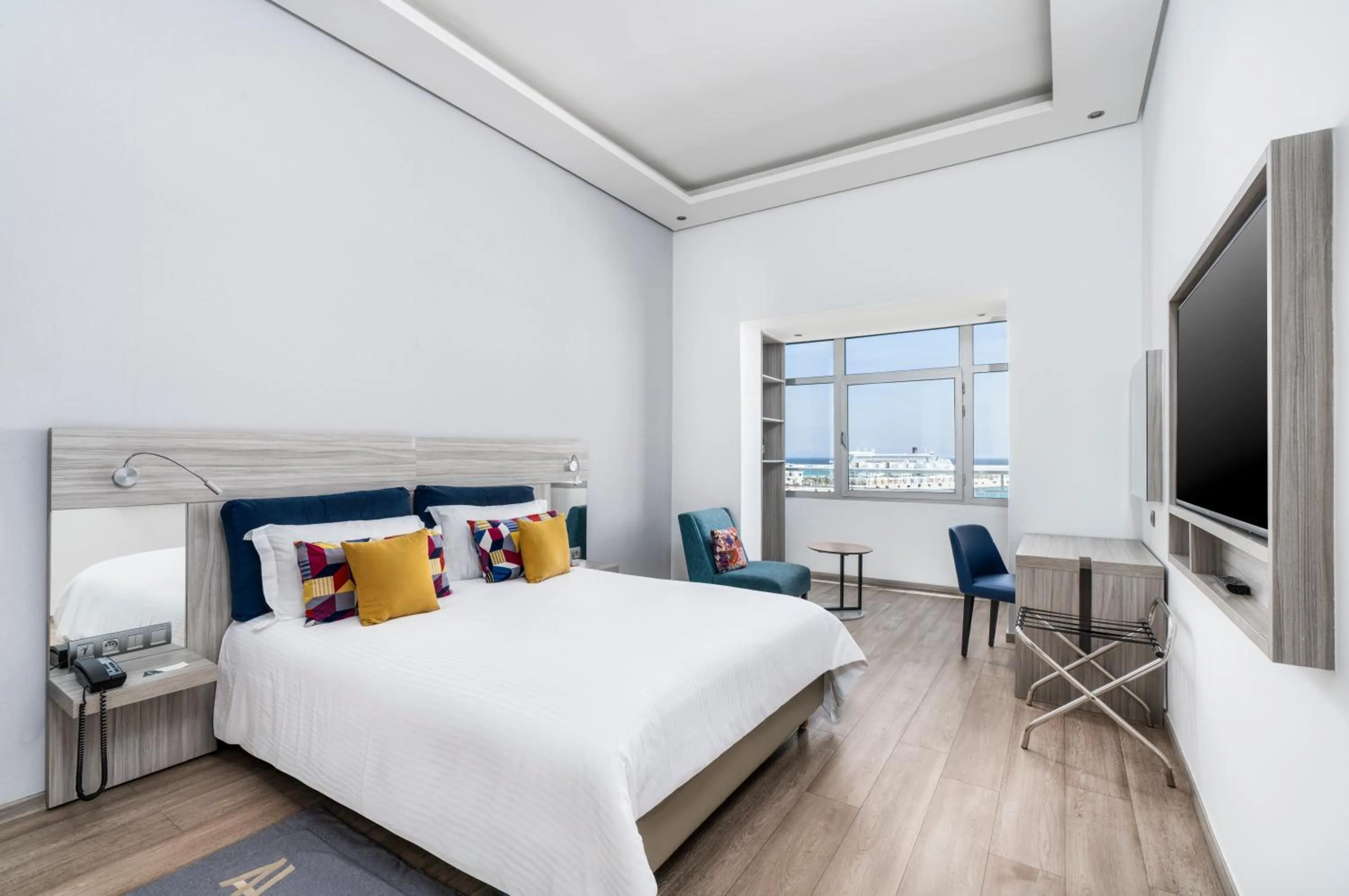 Photo of the whole room, Bed in Marina Bay City Center