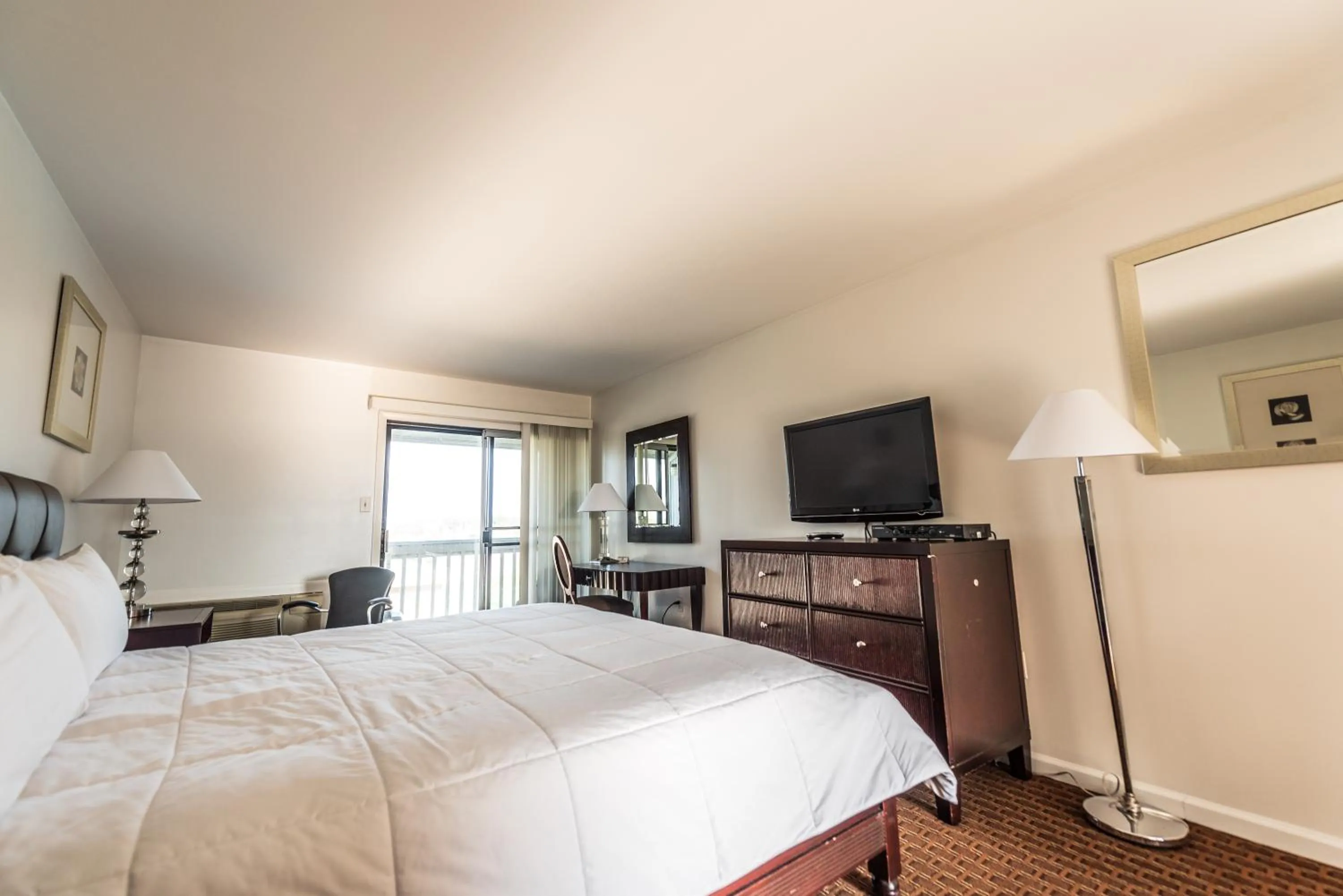 Communal lounge/ TV room, Bed in Rodeway Inn at Somers Cove Marina
