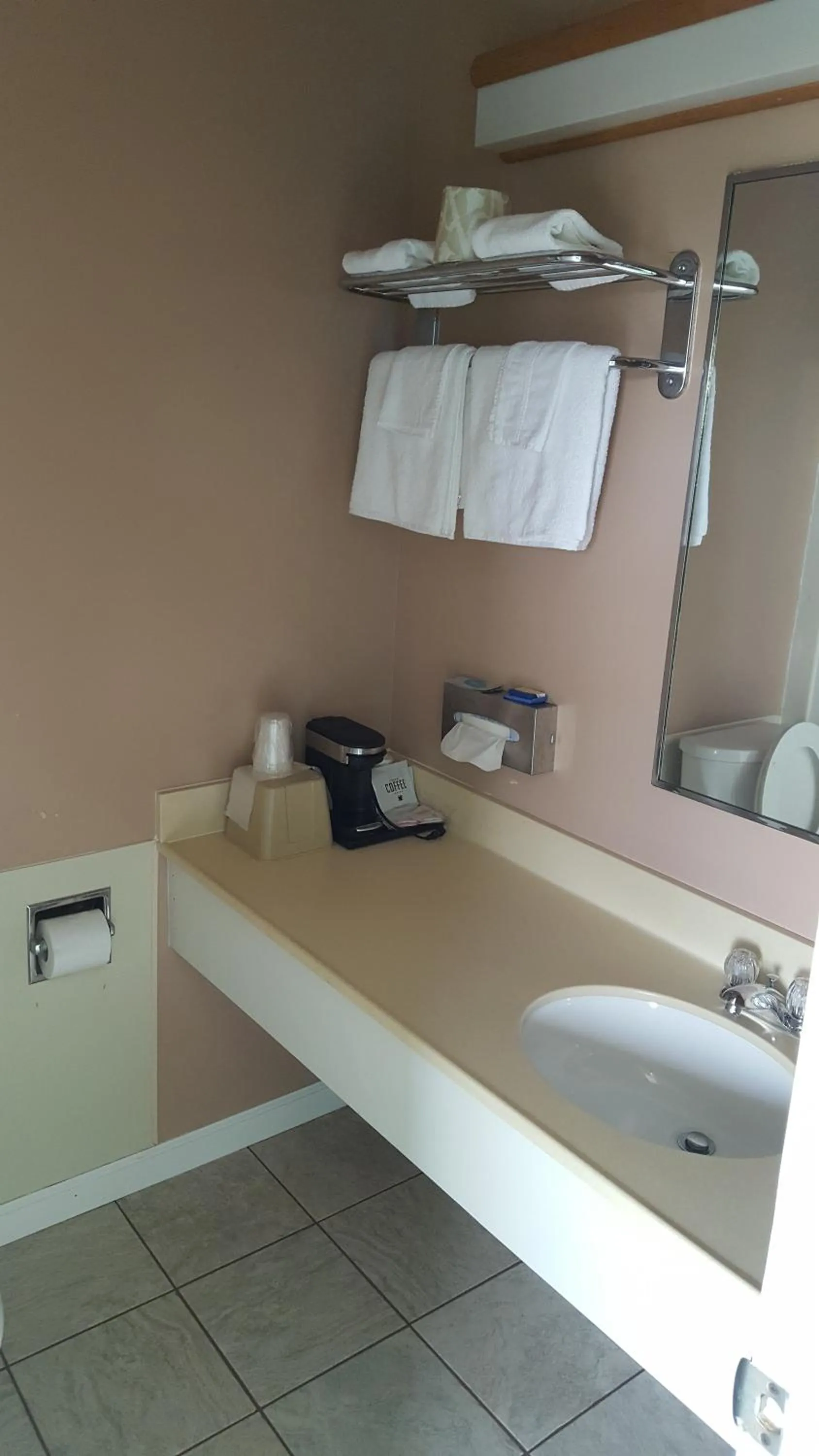 Bathroom in Rodeway Inn at Somers Cove Marina