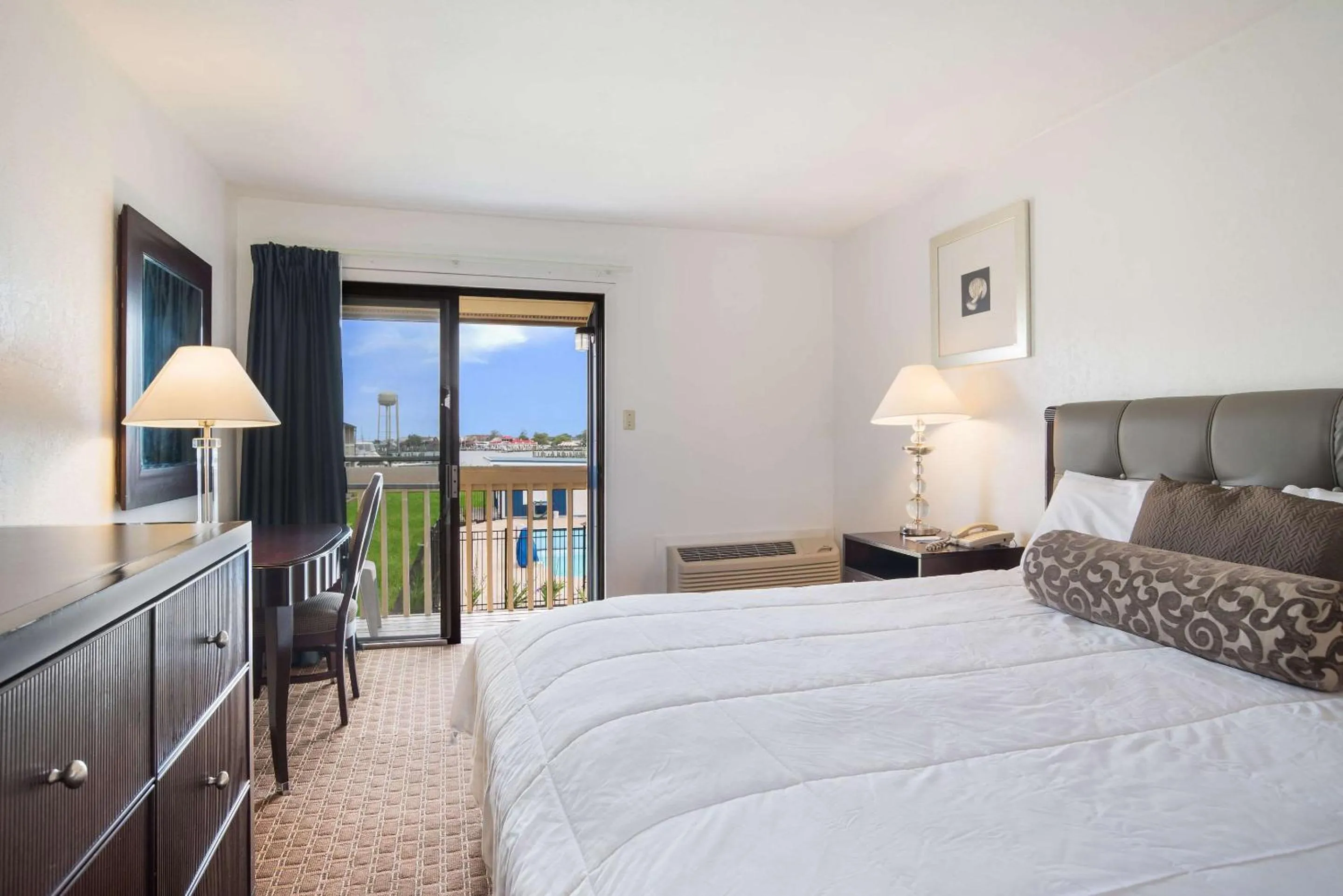 Photo of the whole room, Bed in Rodeway Inn at Somers Cove Marina