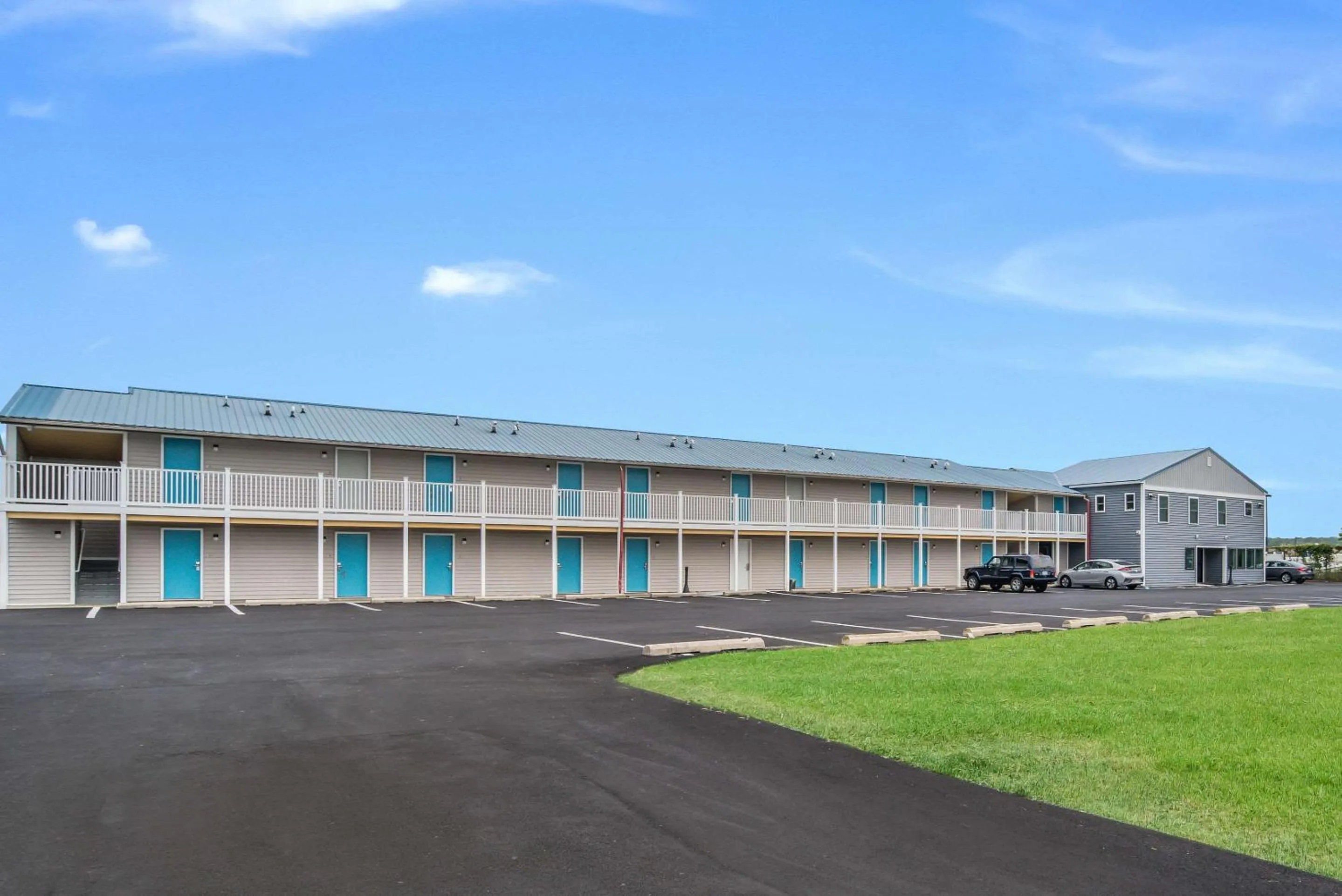 Property building in Rodeway Inn at Somers Cove Marina