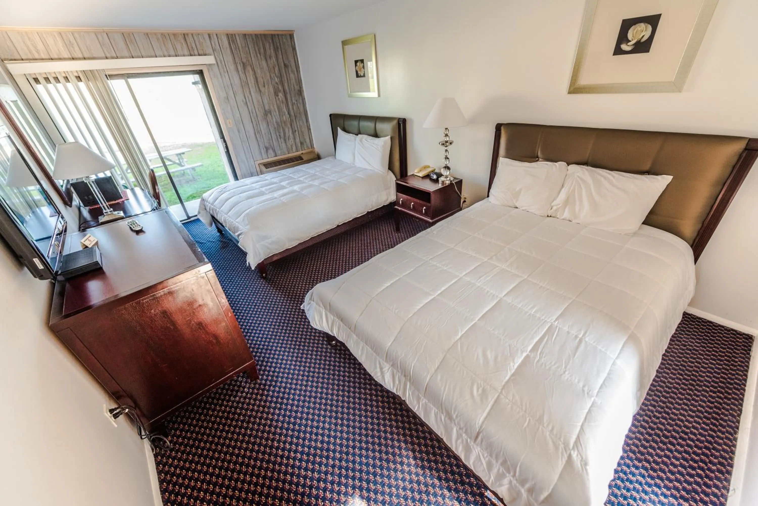 Bed in Rodeway Inn at Somers Cove Marina