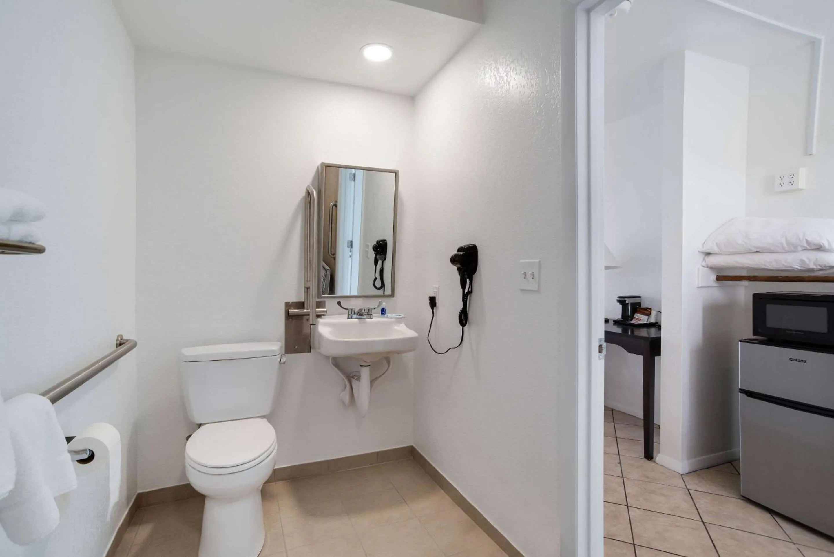 Bathroom in Rodeway Inn at Somers Cove Marina