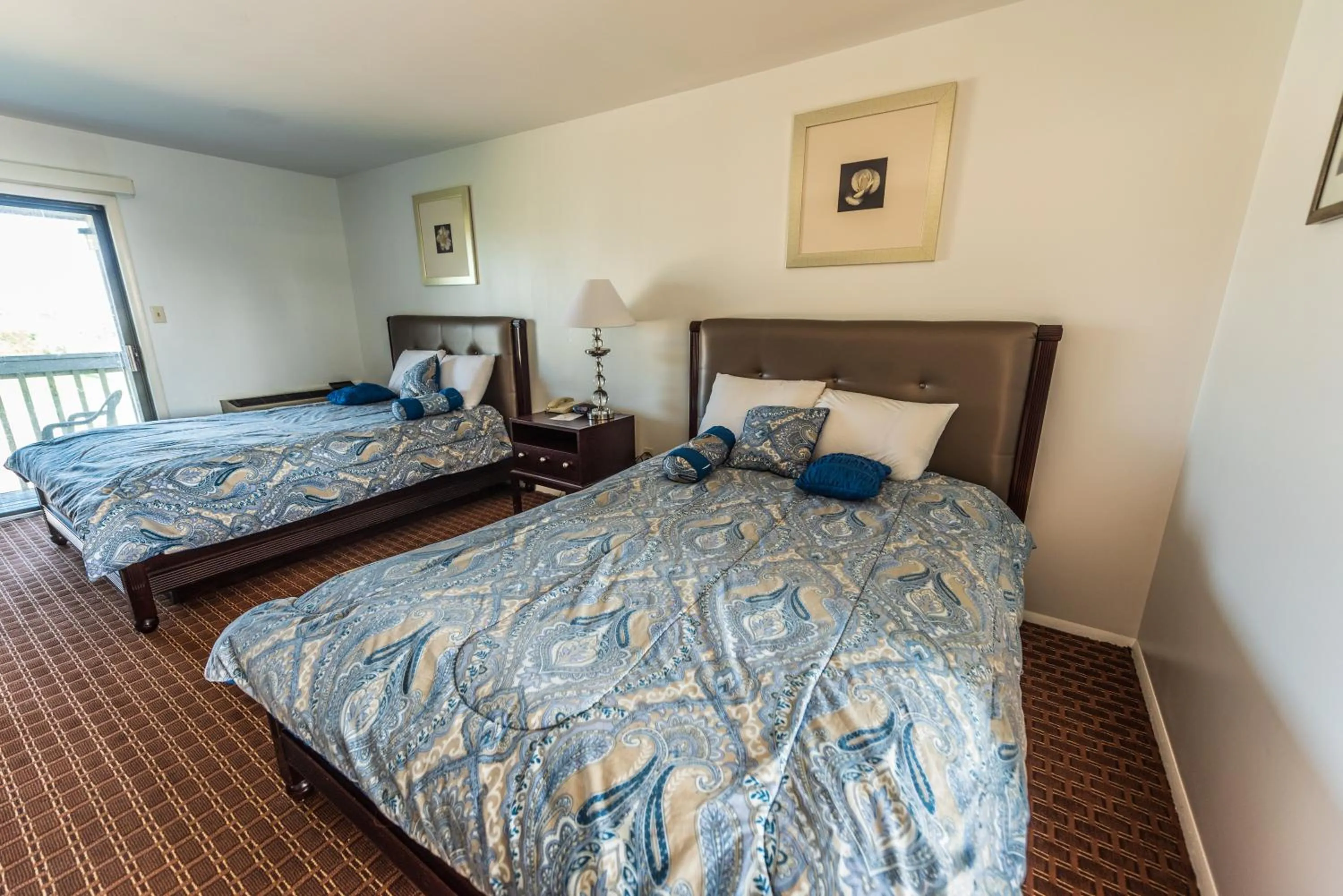 Bed in Rodeway Inn at Somers Cove Marina