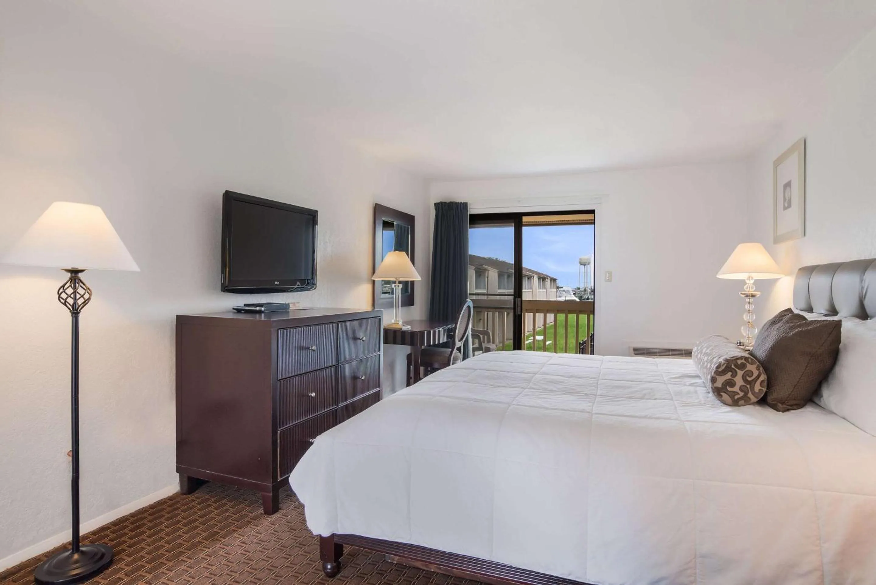 Photo of the whole room, Bed in Rodeway Inn at Somers Cove Marina