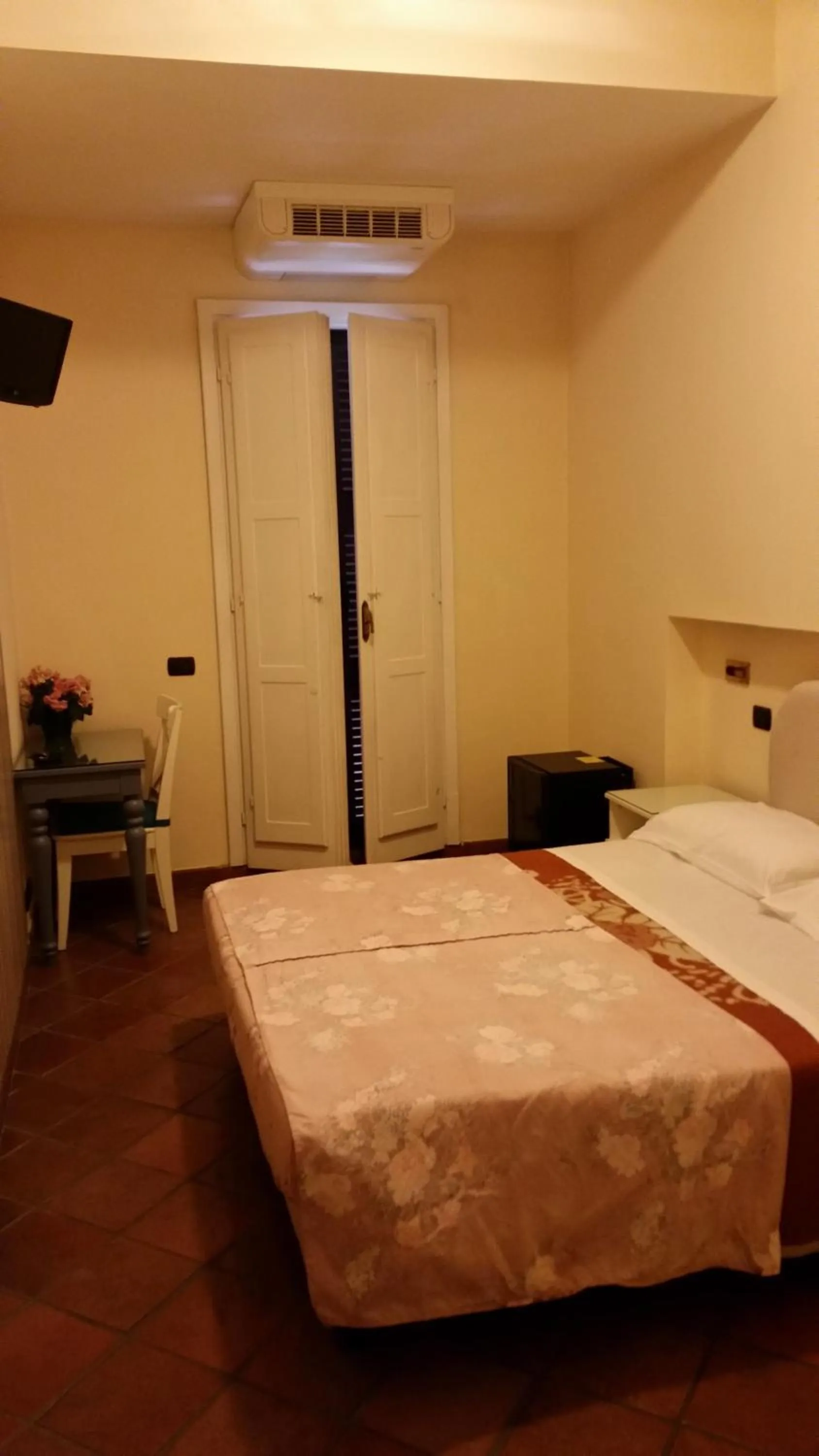 Photo of the whole room, Bed in Hotel Croce Di Malta