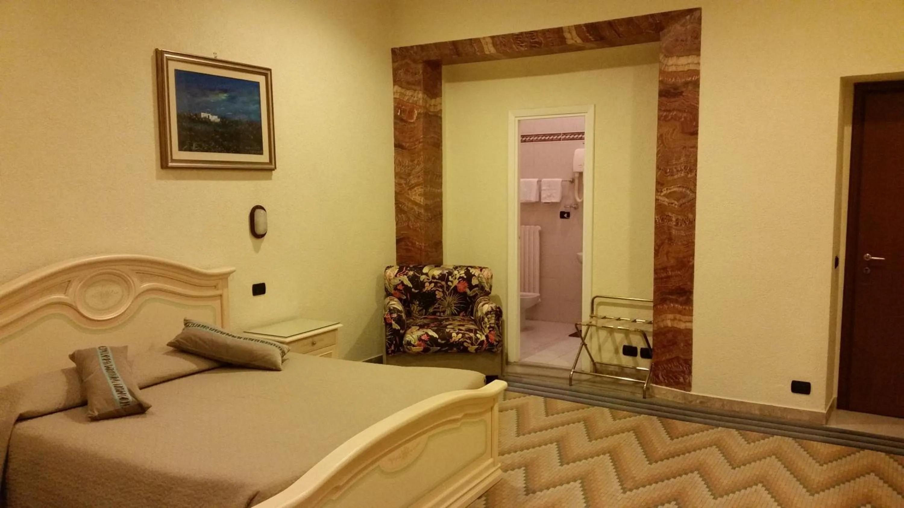 Photo of the whole room, Bed in Hotel Croce Di Malta