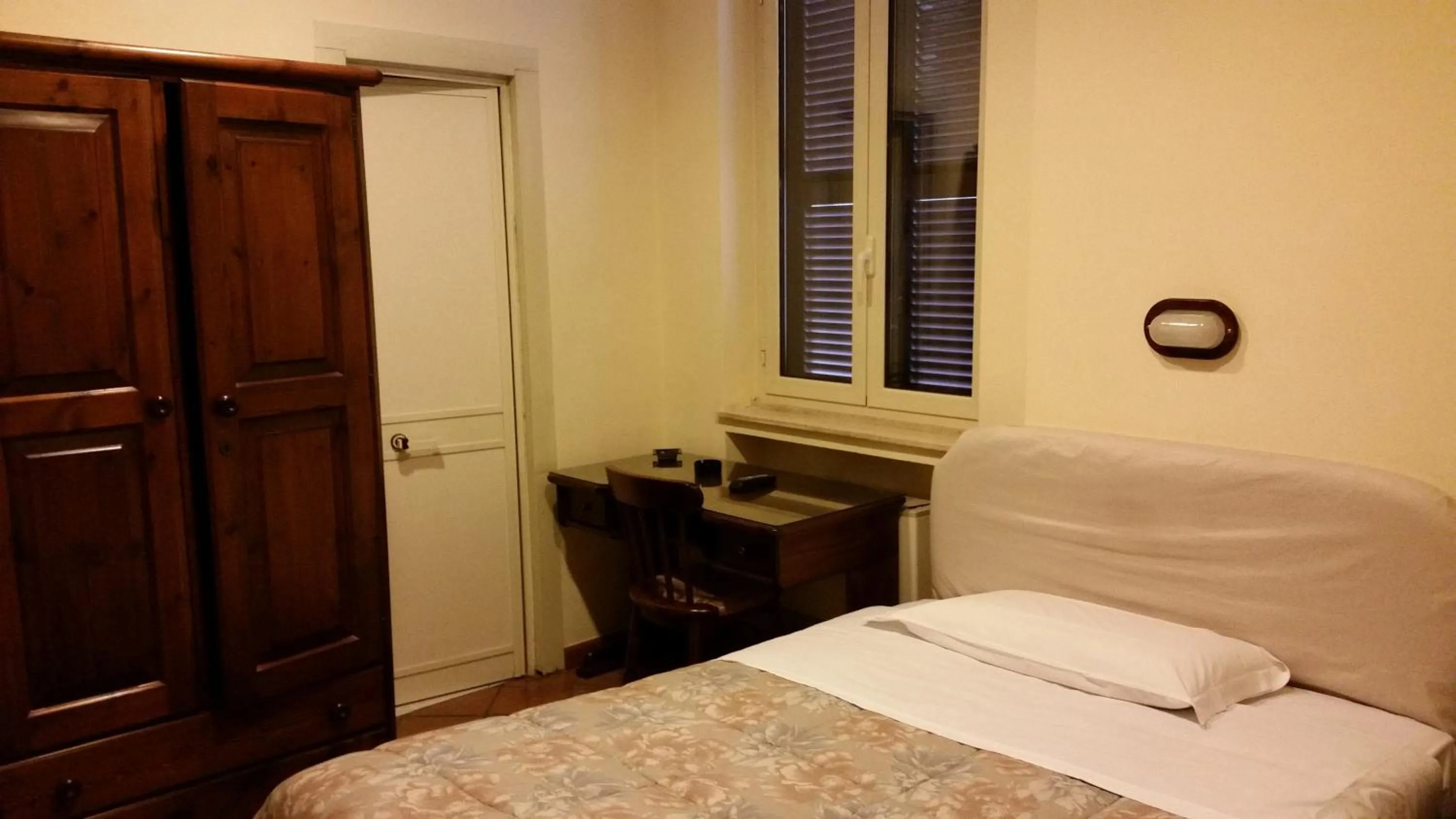 Bedroom, Bed in Hotel Croce Di Malta