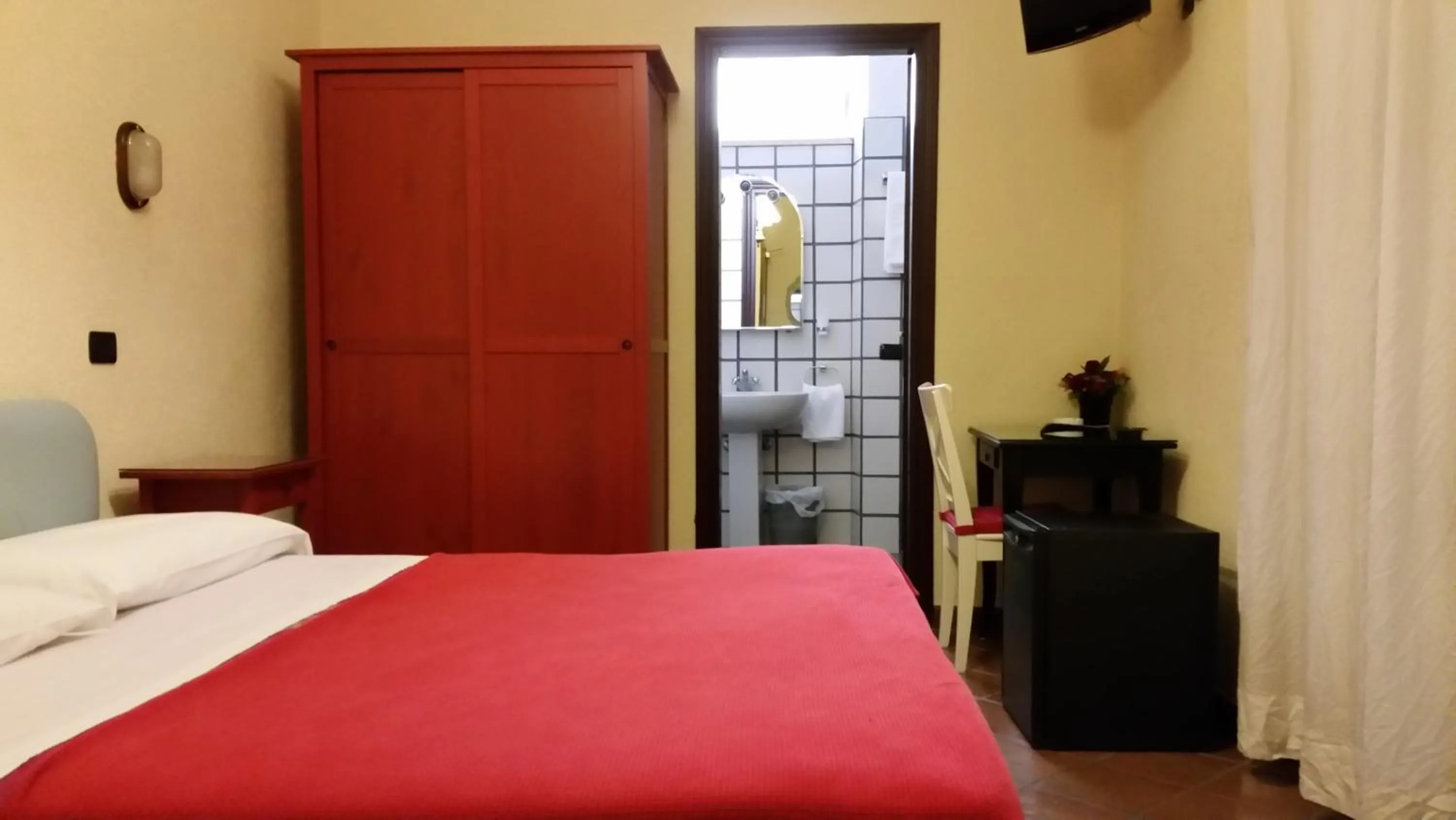 Bedroom, Bed in Hotel Croce Di Malta