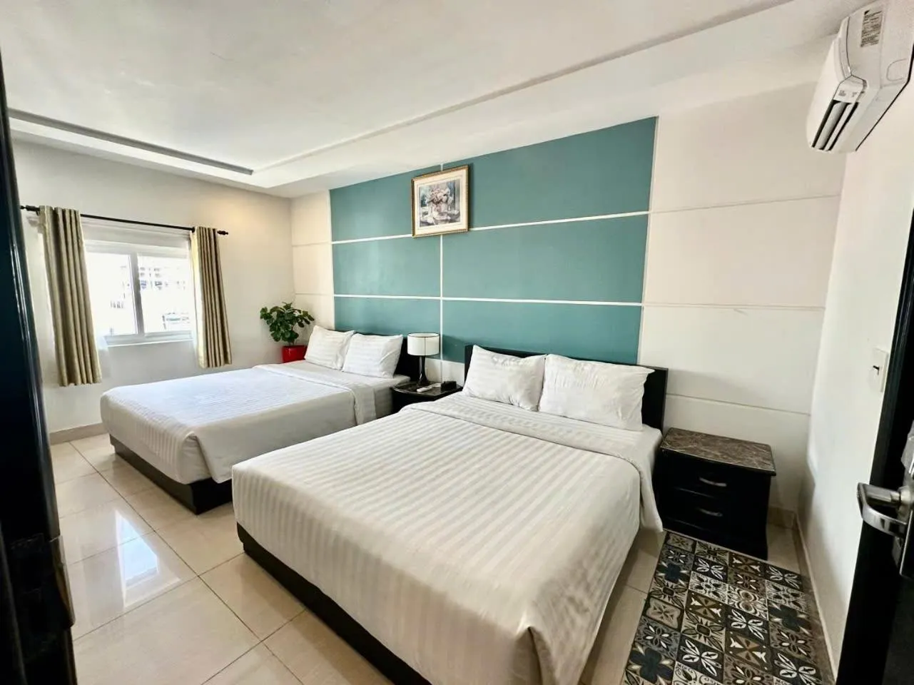 Bedroom, Bed in Sunrise Central Hotel