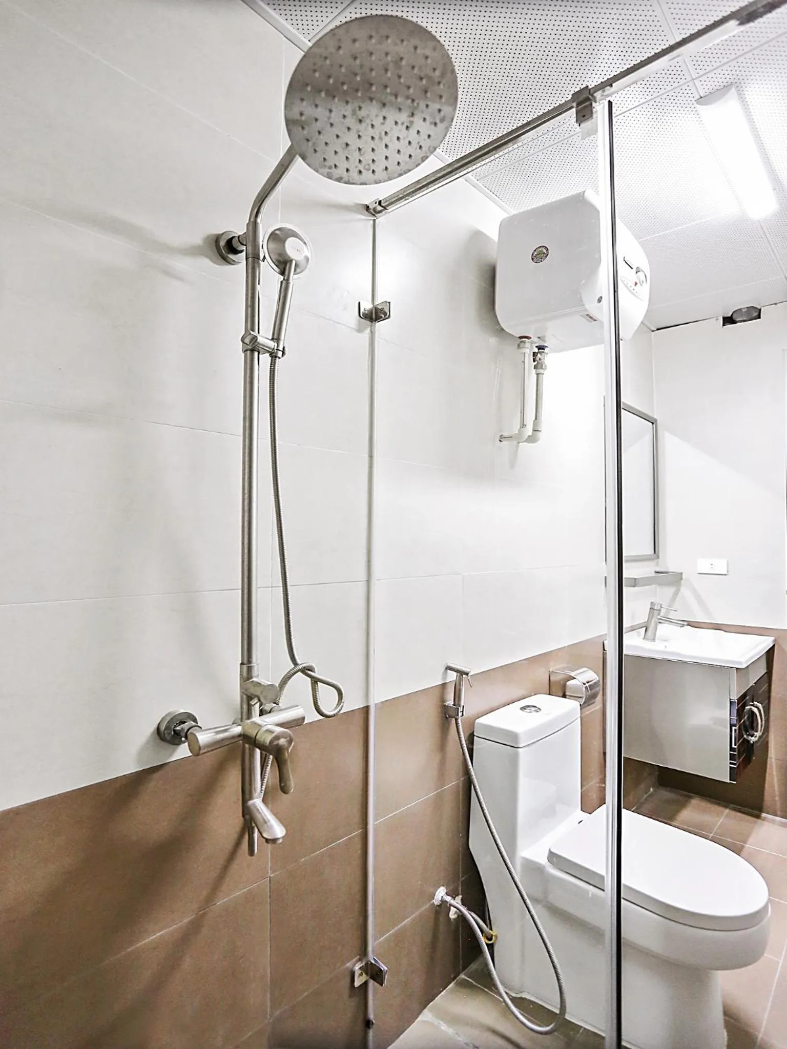 Shower in NYT Home Giang Vo