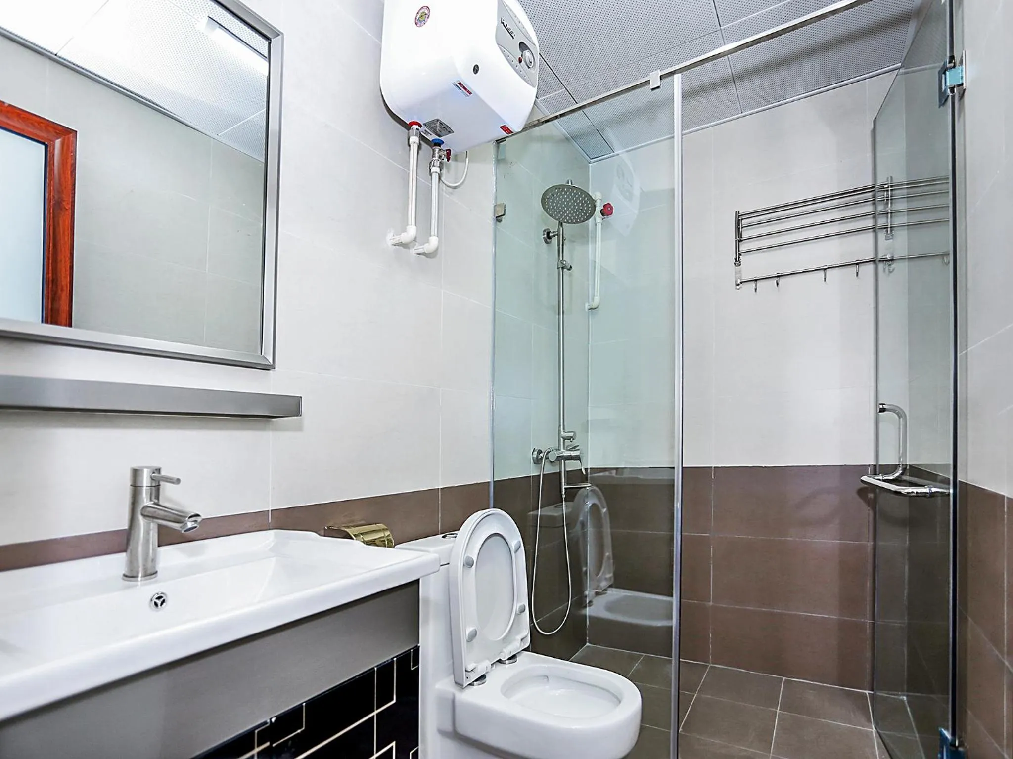 Shower in NYT Home Giang Vo