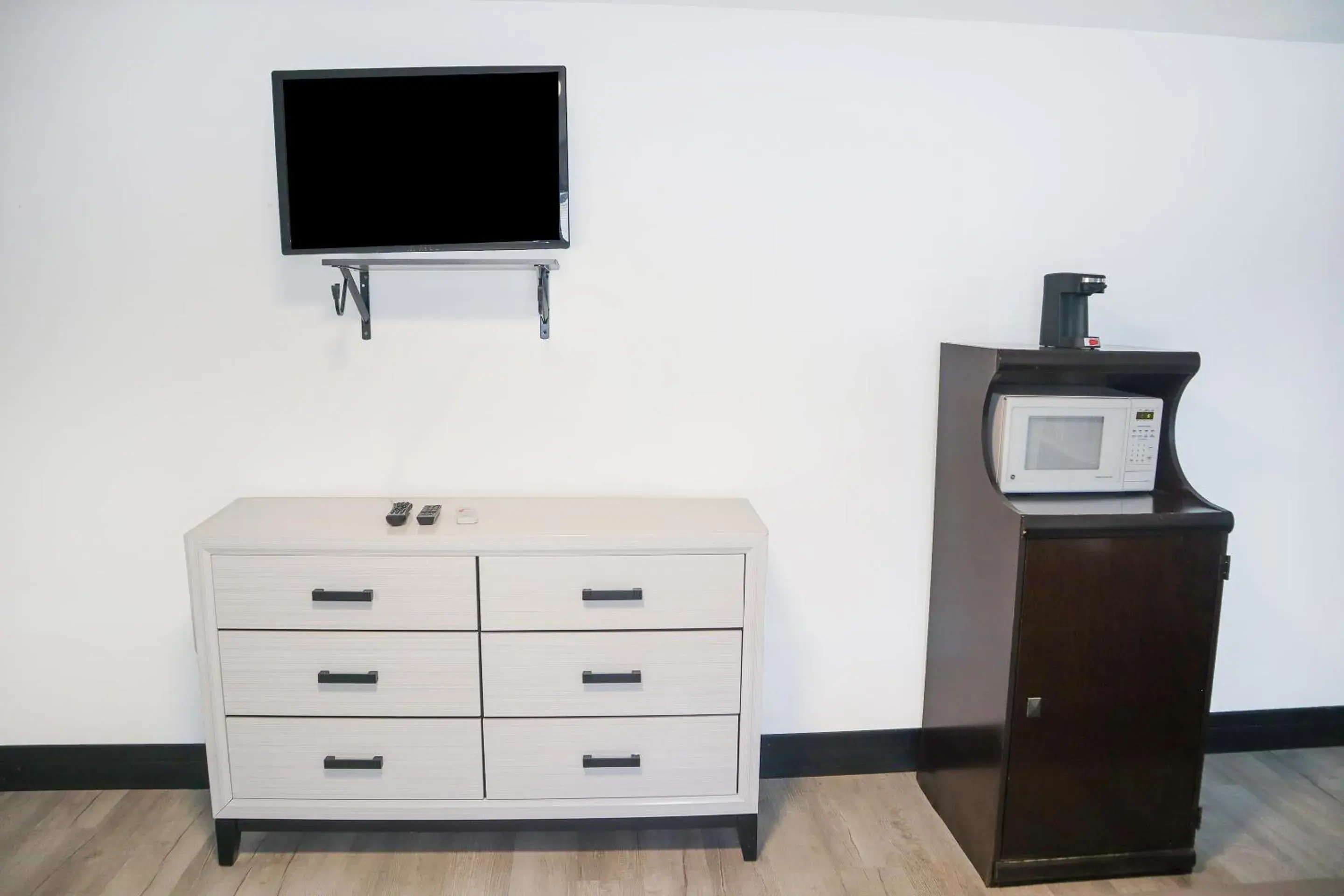 Bedroom in The Lancaster Motel By OYO Ronks near Paradise Bedroom in The Lancaster Motel By OYO Ronks near Paradise