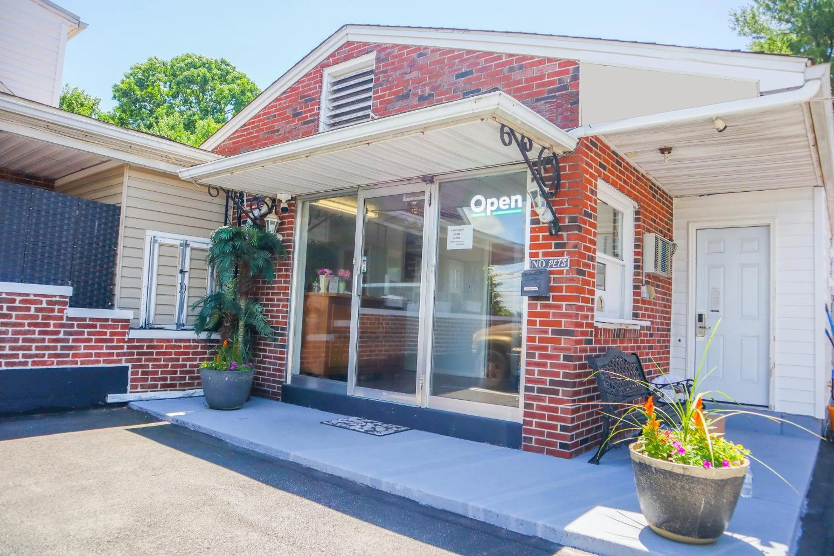 Facade/entrance in The Lancaster Motel By OYO Ronks near Paradise