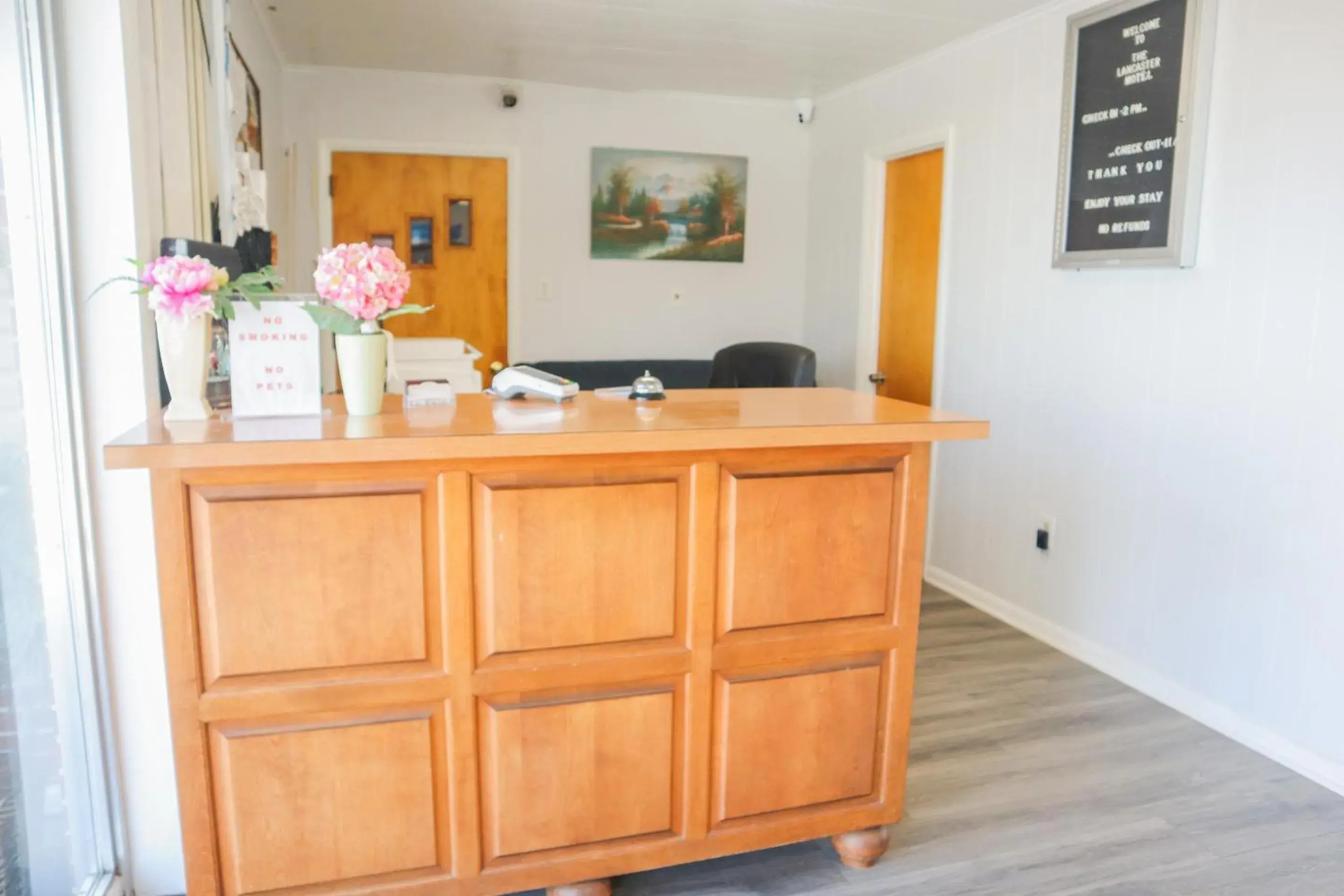 Lobby or reception in The Lancaster Motel By OYO Ronks near Paradise Lobby or reception in The Lancaster Motel By OYO Ronks near Paradise