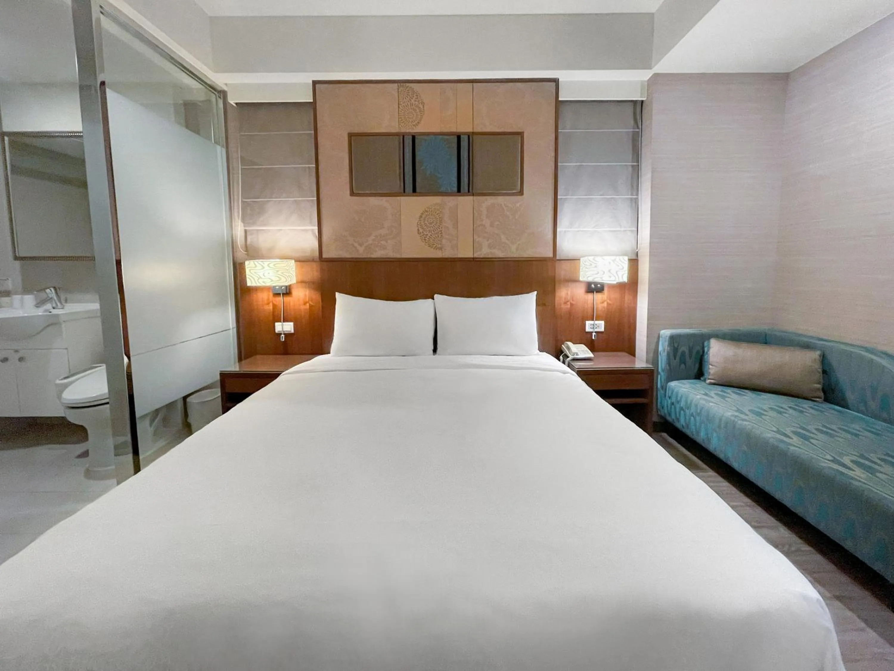 Photo of the whole room, Bed in Guide Hotel Taipei NTU