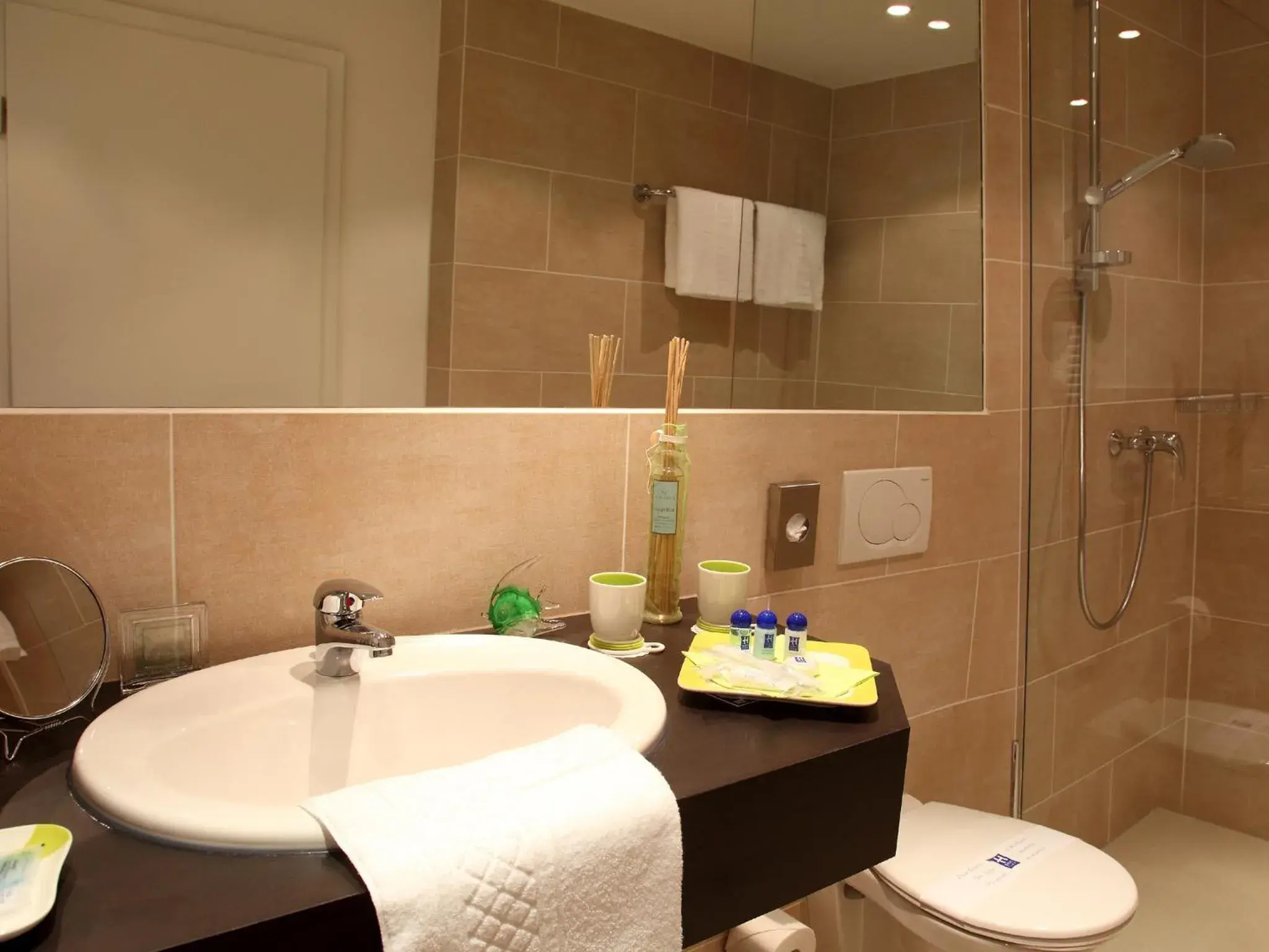 Family Room (4 Adults) in ante porta DAS STADTHOTEL Family Room (4 Adults) in ante porta DAS STADTHOTEL