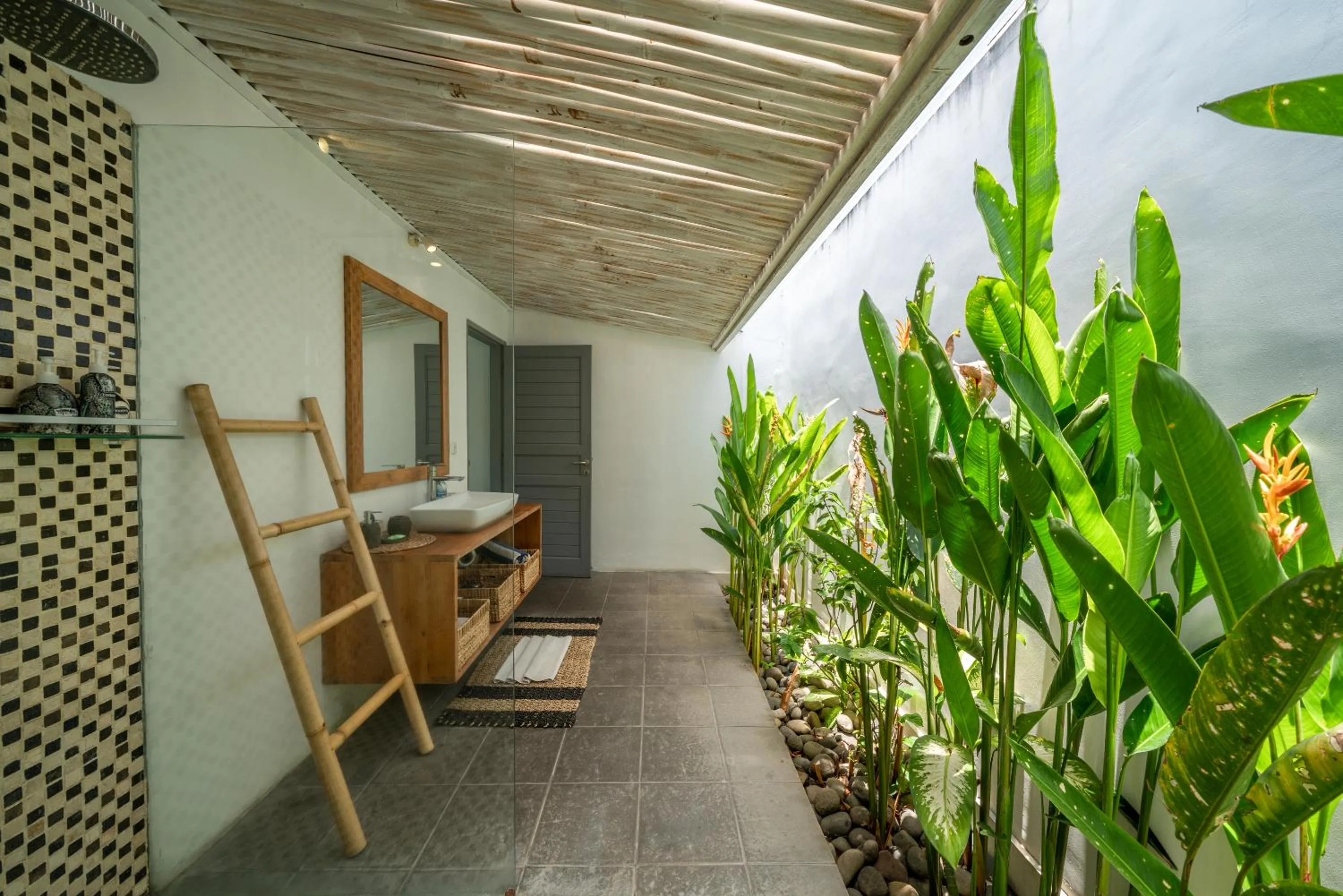 Villa Nahema - 4BR Villa in Seminyak Next to the Beach