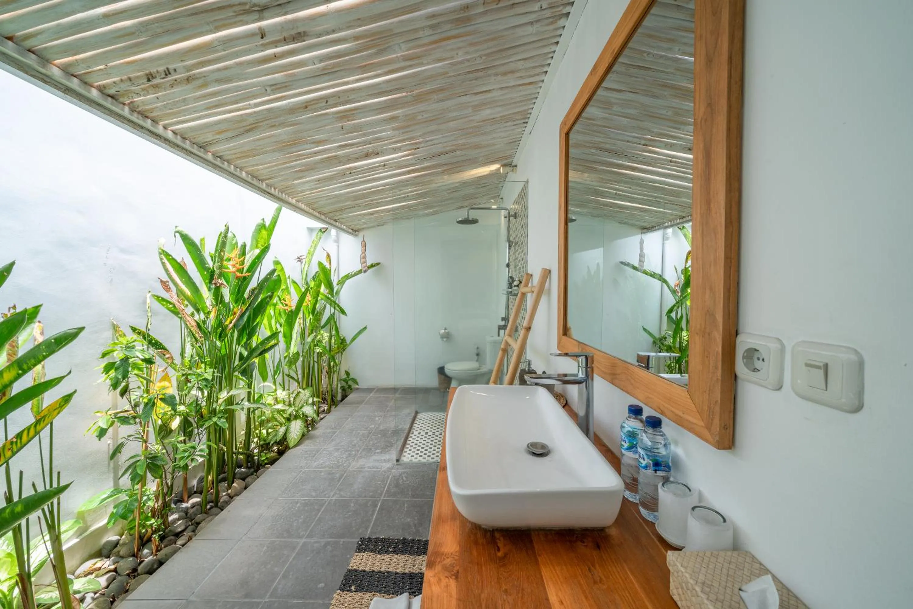 Villa Nahema - 4BR Villa in Seminyak Next to the Beach