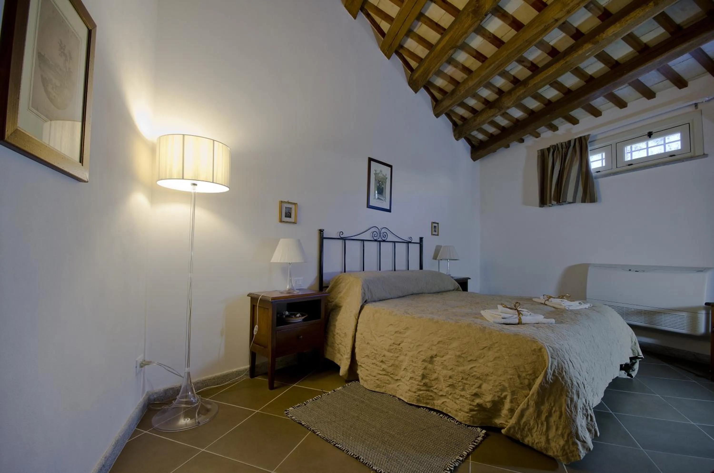 Photo of the whole room, Bed in Residence Erice Pietre Antiche