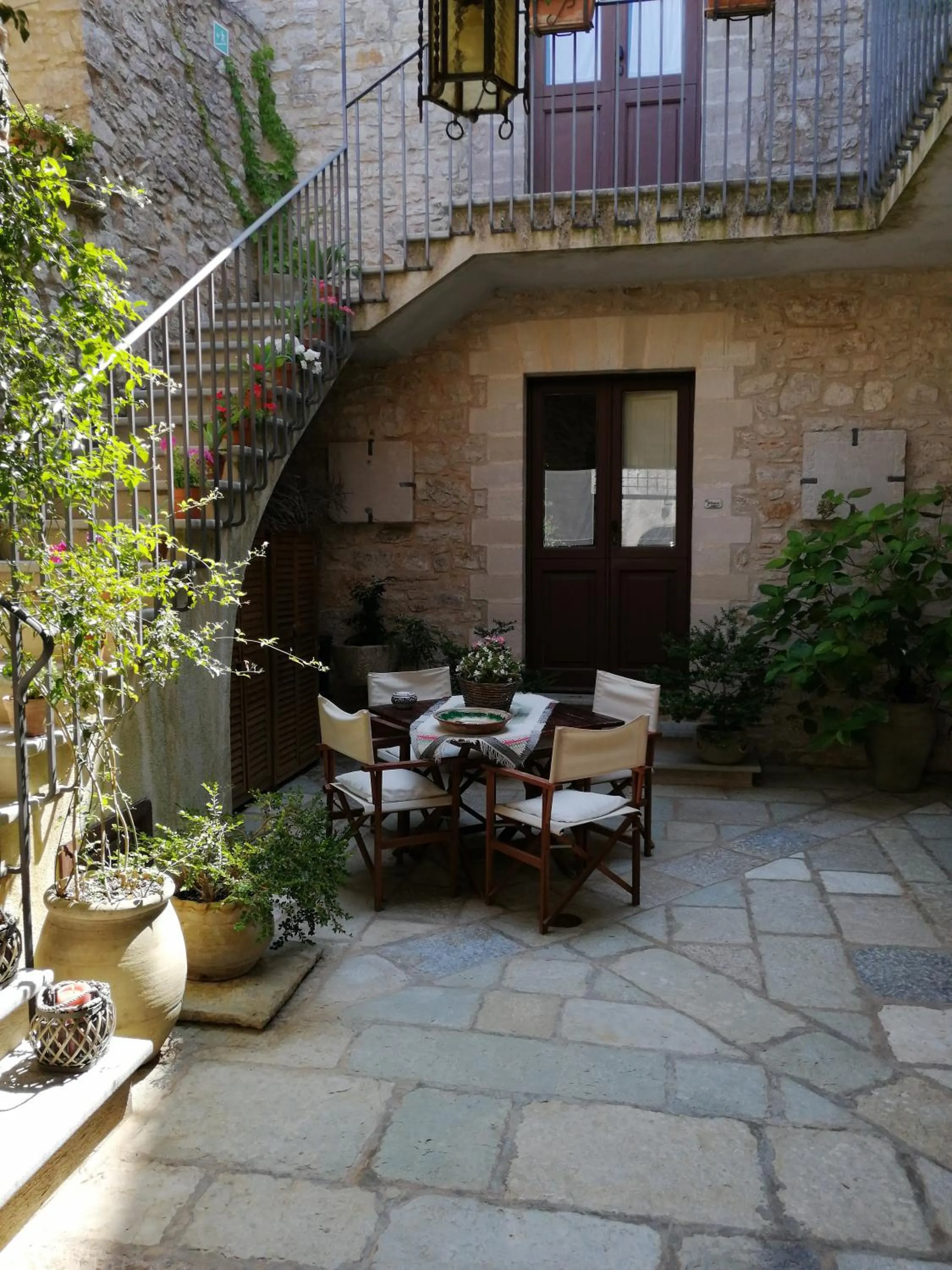 Patio in Residence Erice Pietre Antiche