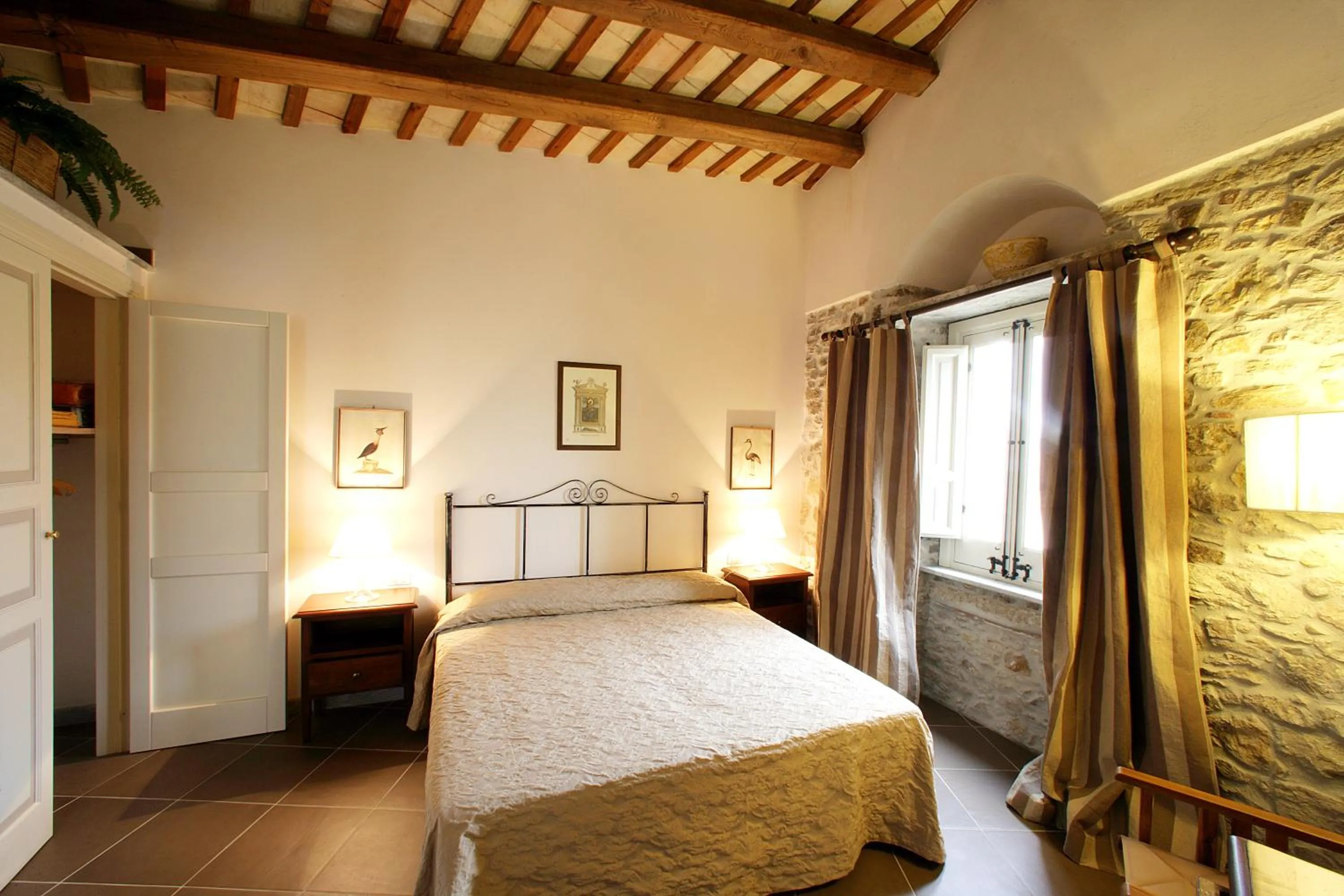 Photo of the whole room, Bed in Residence Erice Pietre Antiche