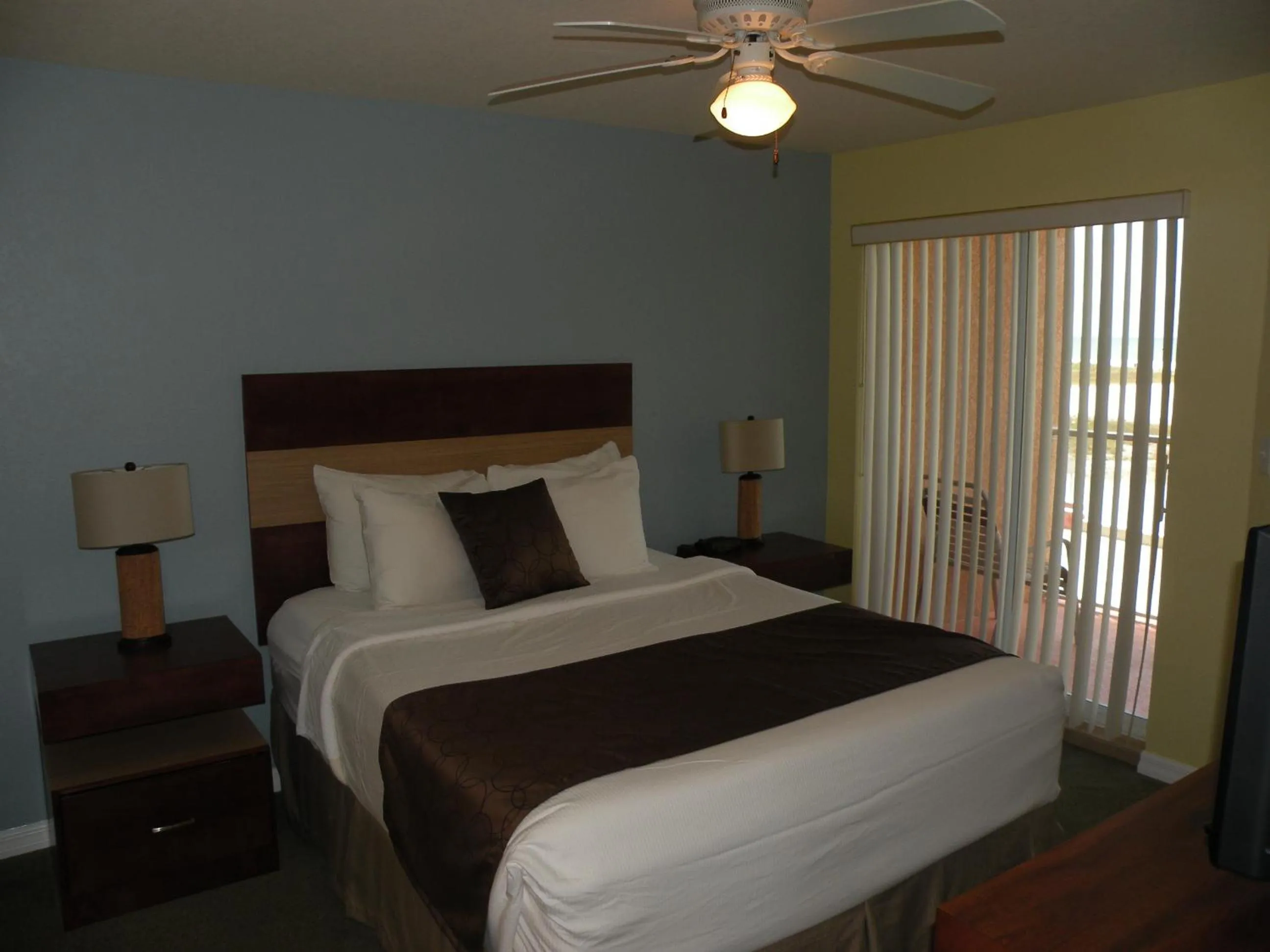 Photo of the whole room, Bed in Surf Beach Treasure Island Resort