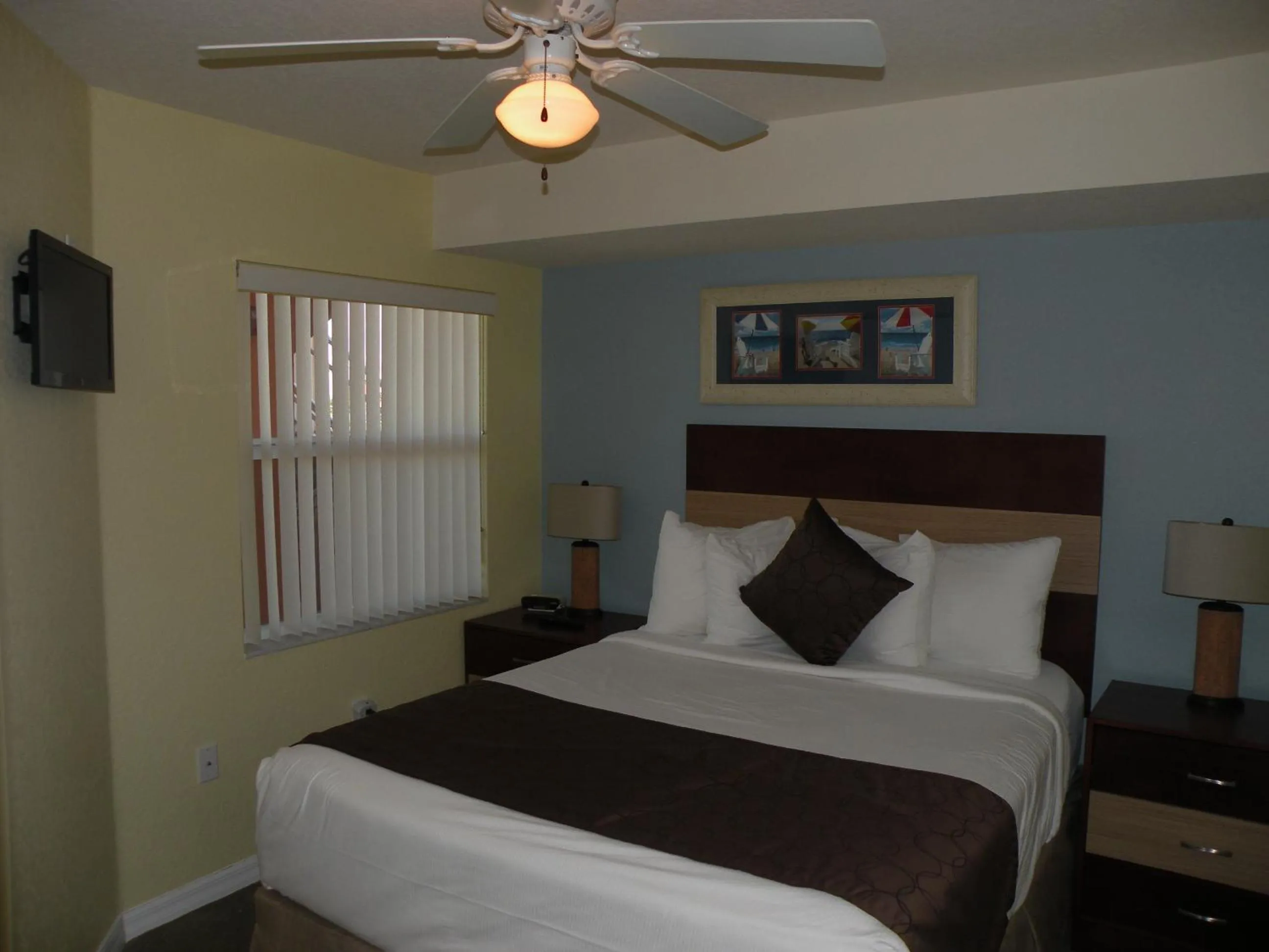 Photo of the whole room, Bed in Surf Beach Treasure Island Resort