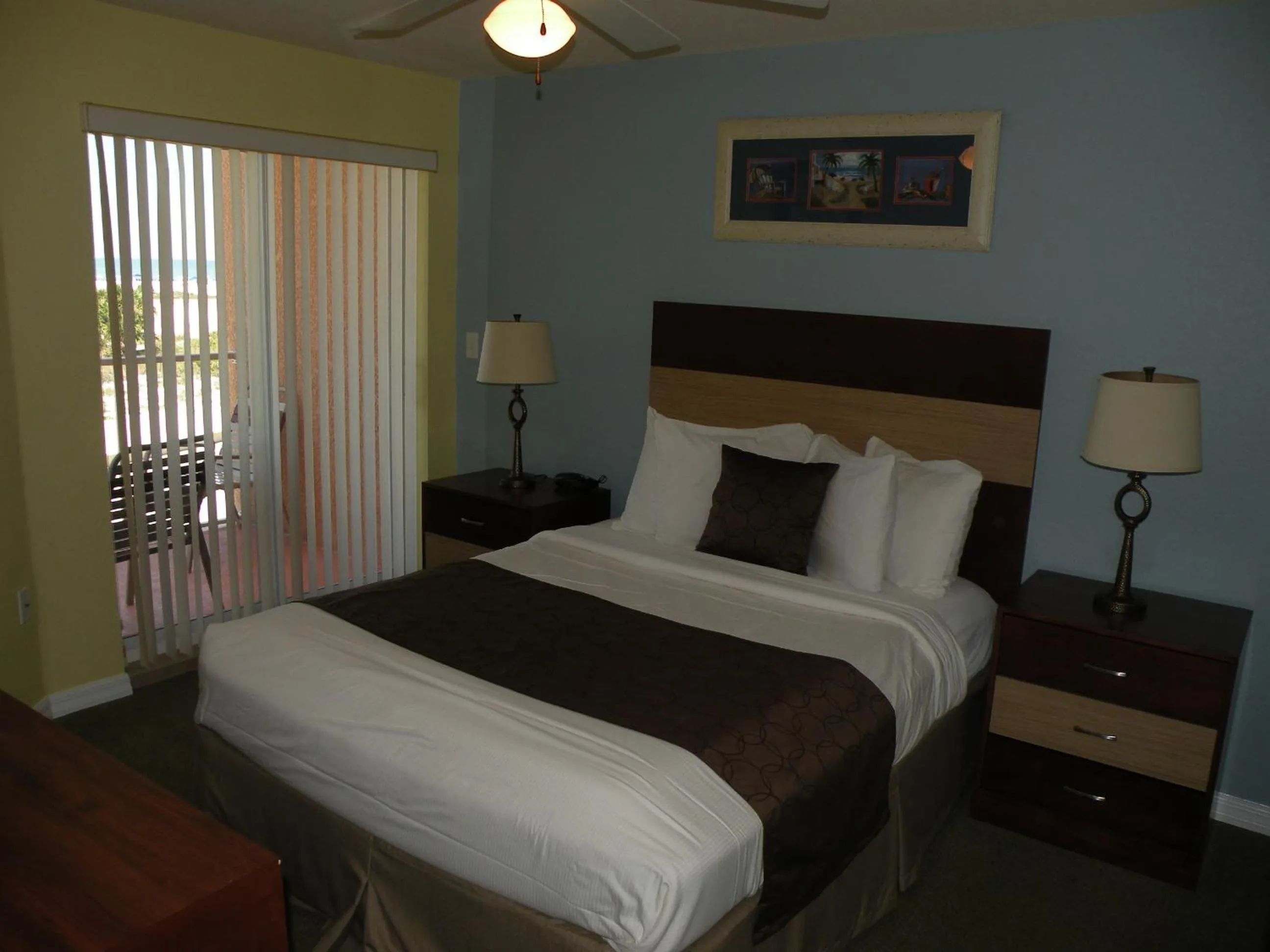 Photo of the whole room, Bed in Surf Beach Treasure Island Resort