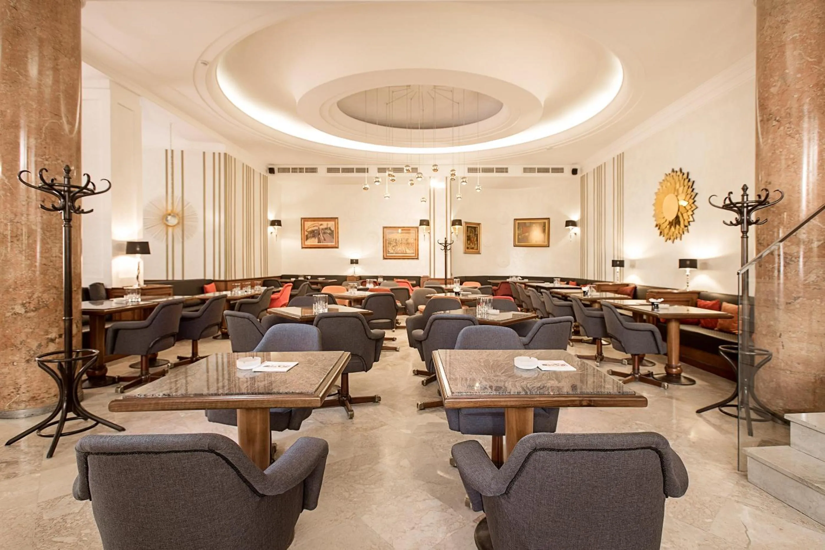 Restaurant/places to eat in Hotel Majestic