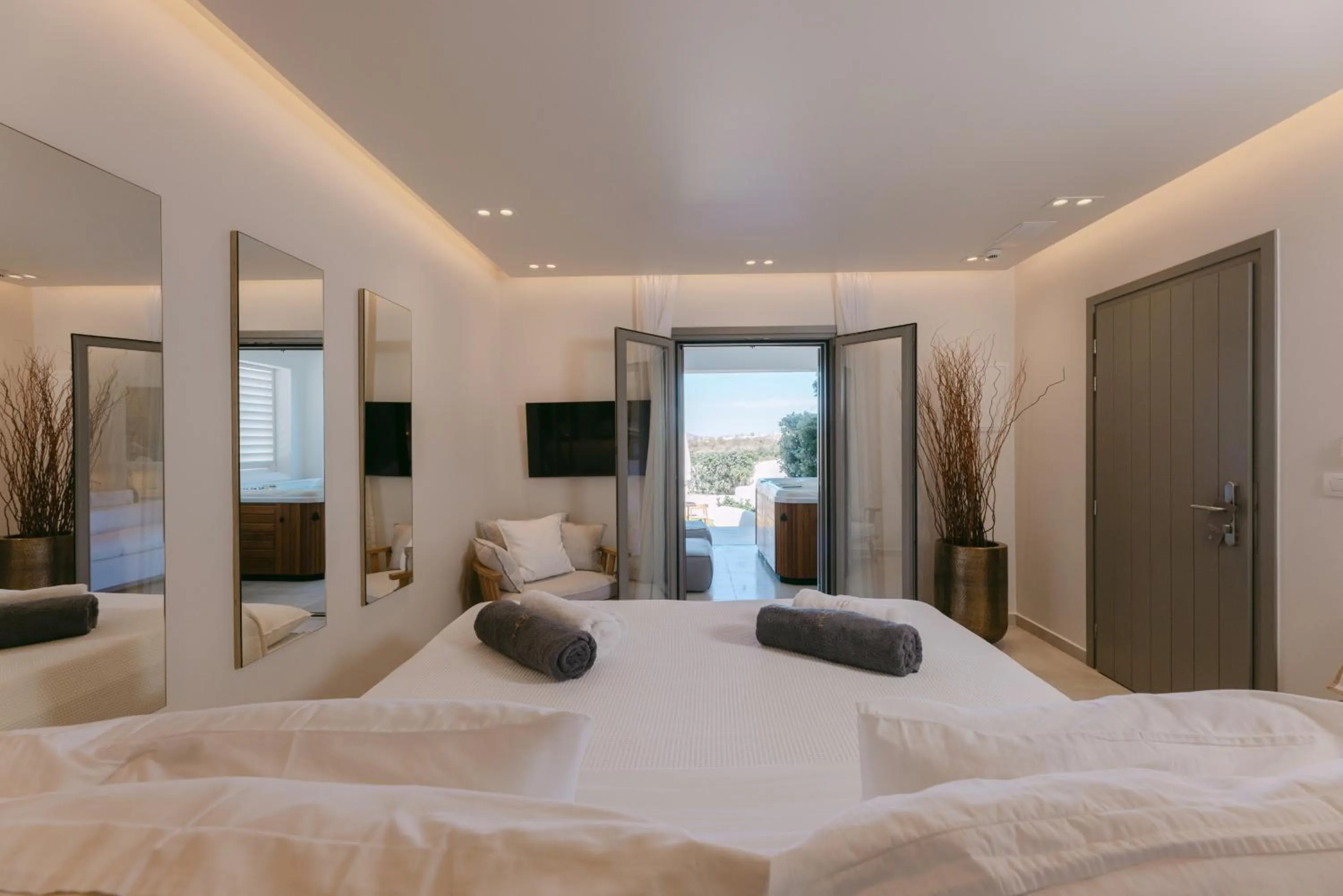 Photo of the whole room, Bed in 18 Grapes Hotel