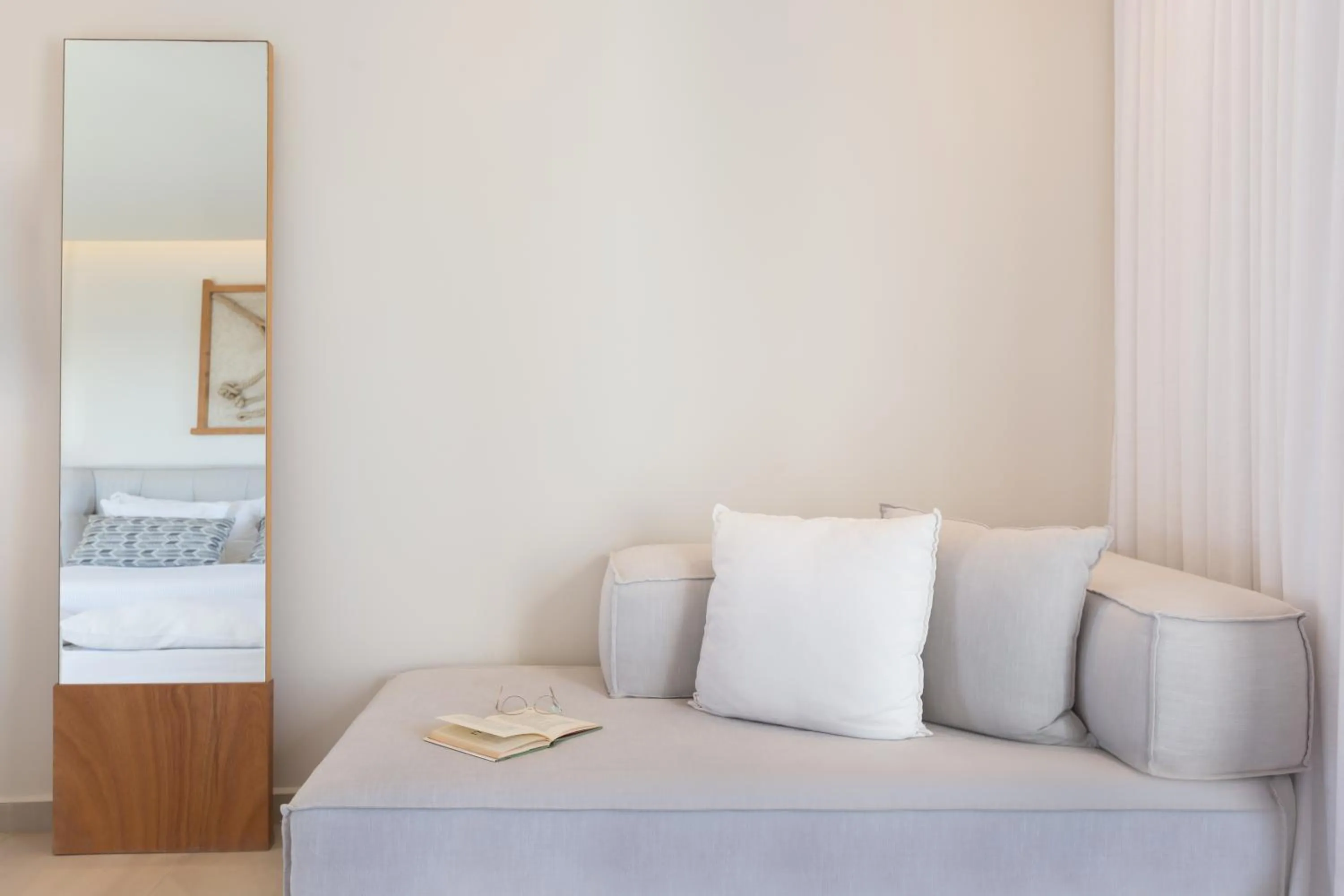 Seating area, Bed in 18 Grapes Hotel