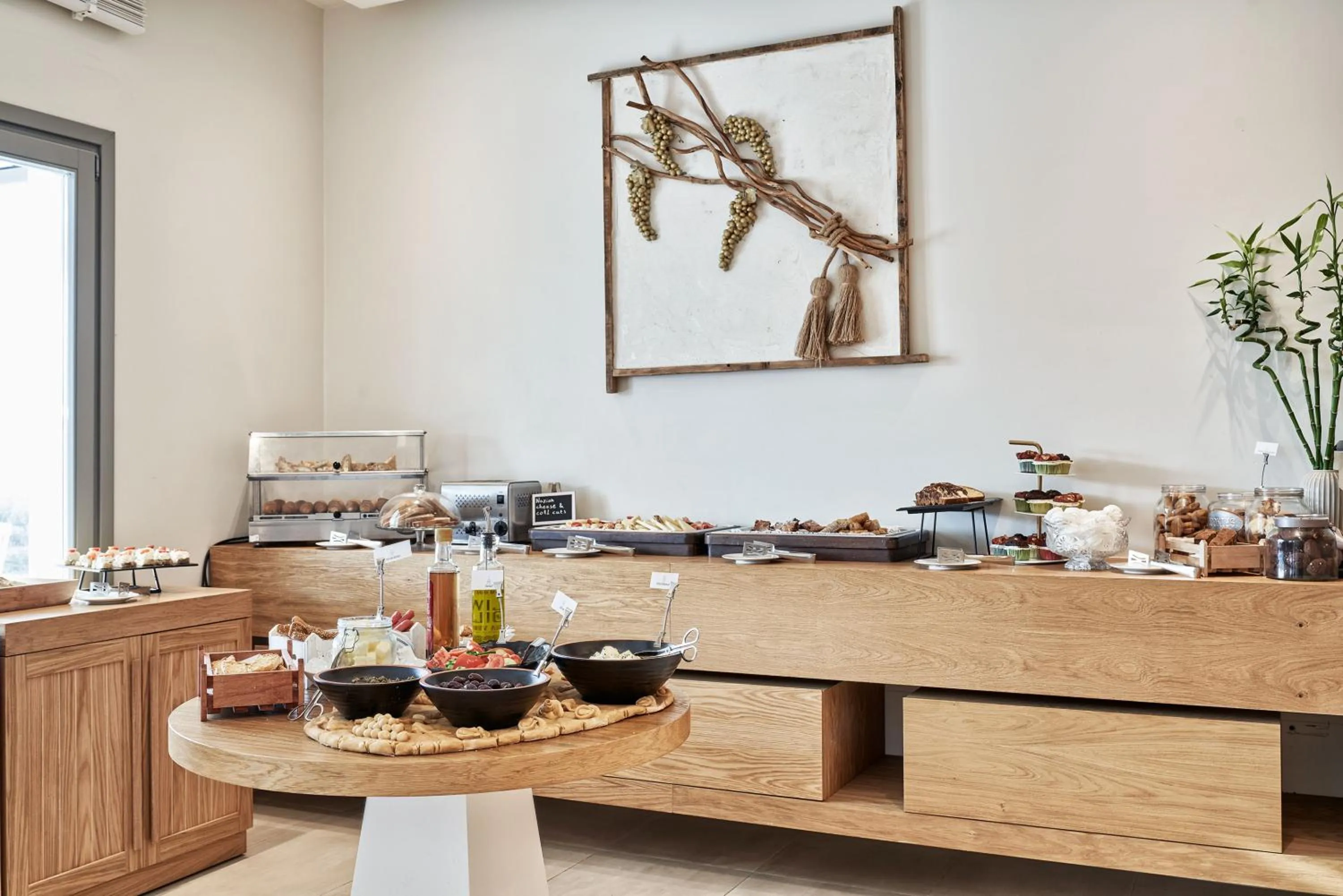 Food and drinks in 18 Grapes Hotel