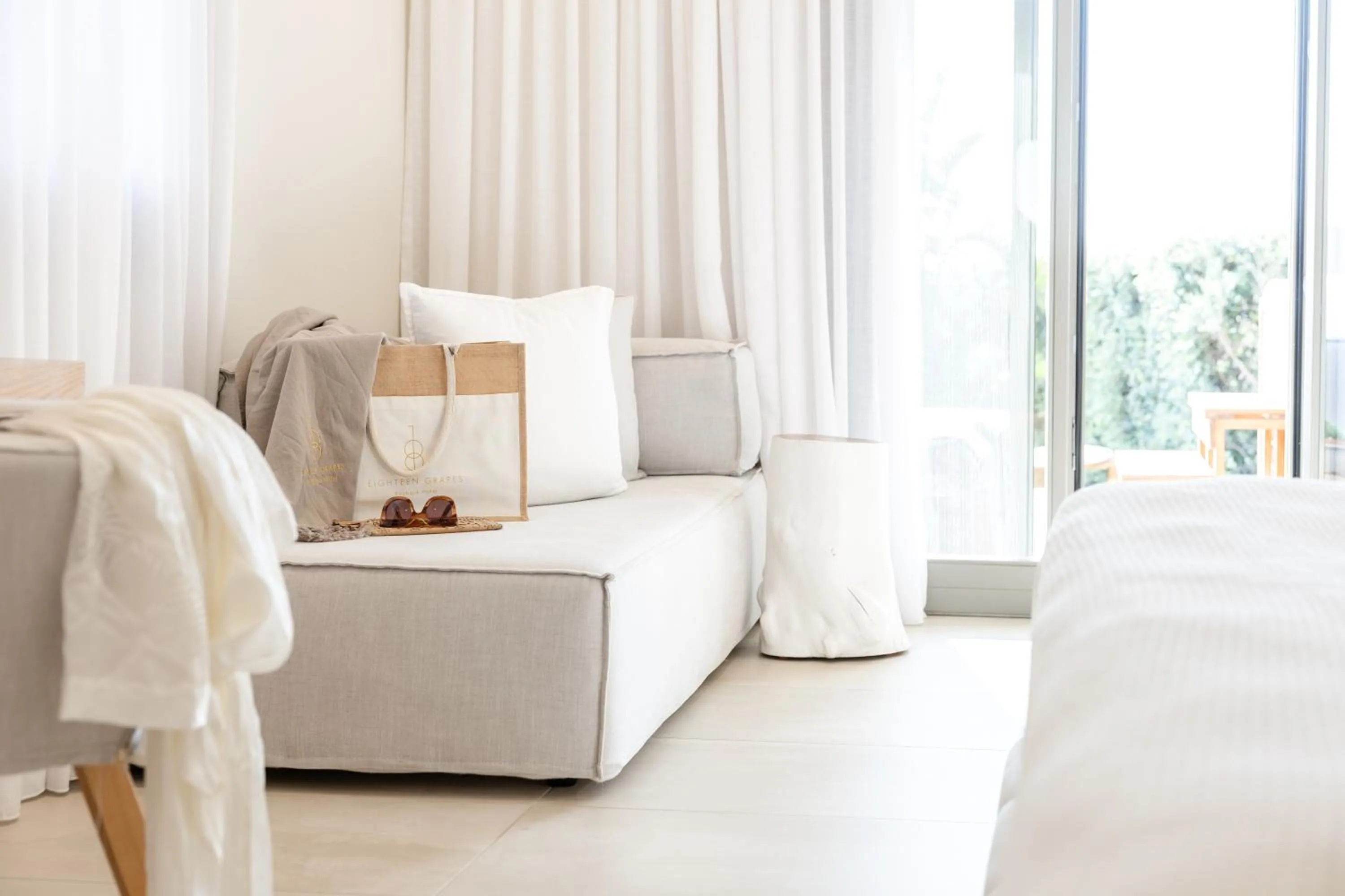 Seating area, Bed in 18 Grapes Hotel