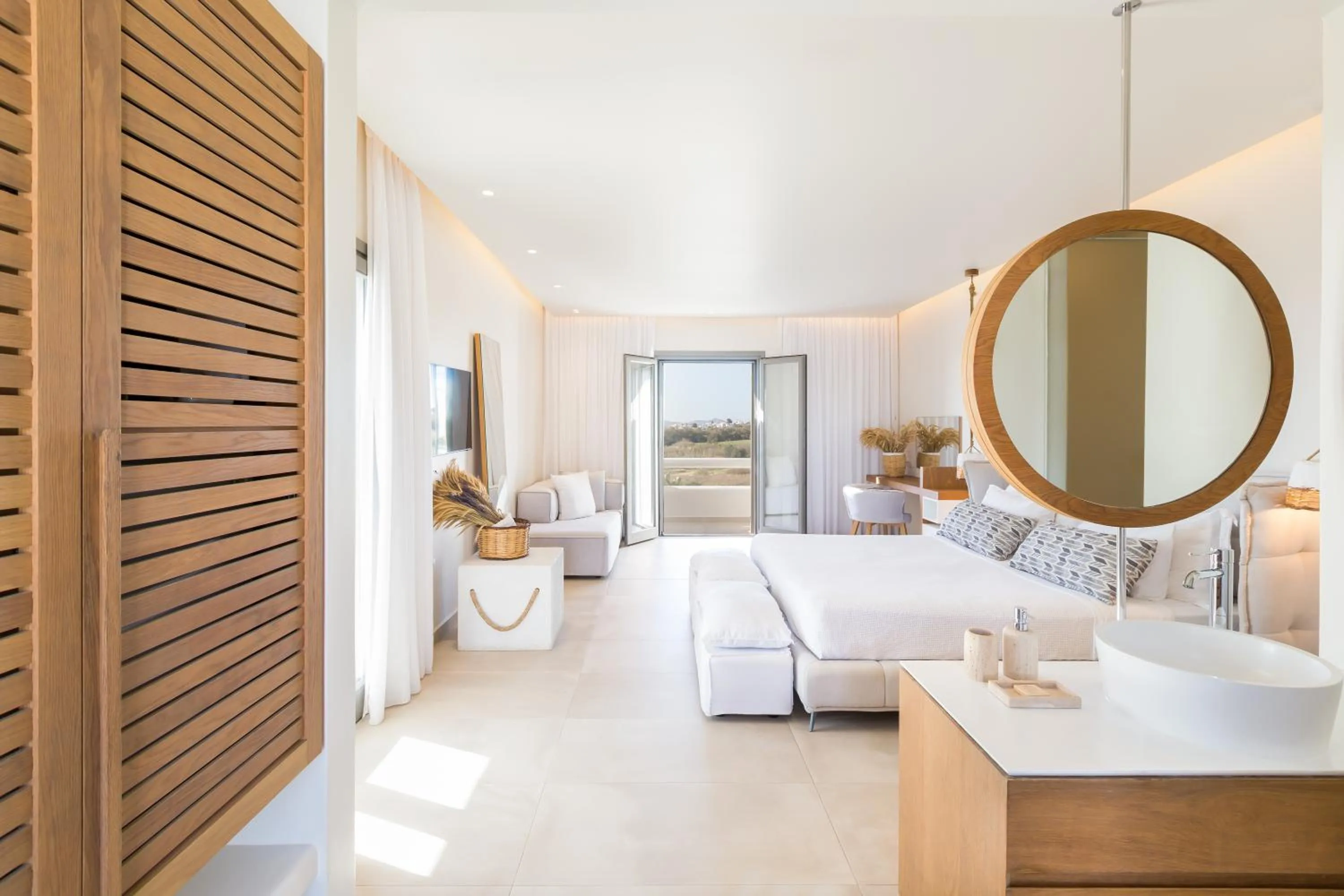 Photo of the whole room, Bed in 18 Grapes Hotel