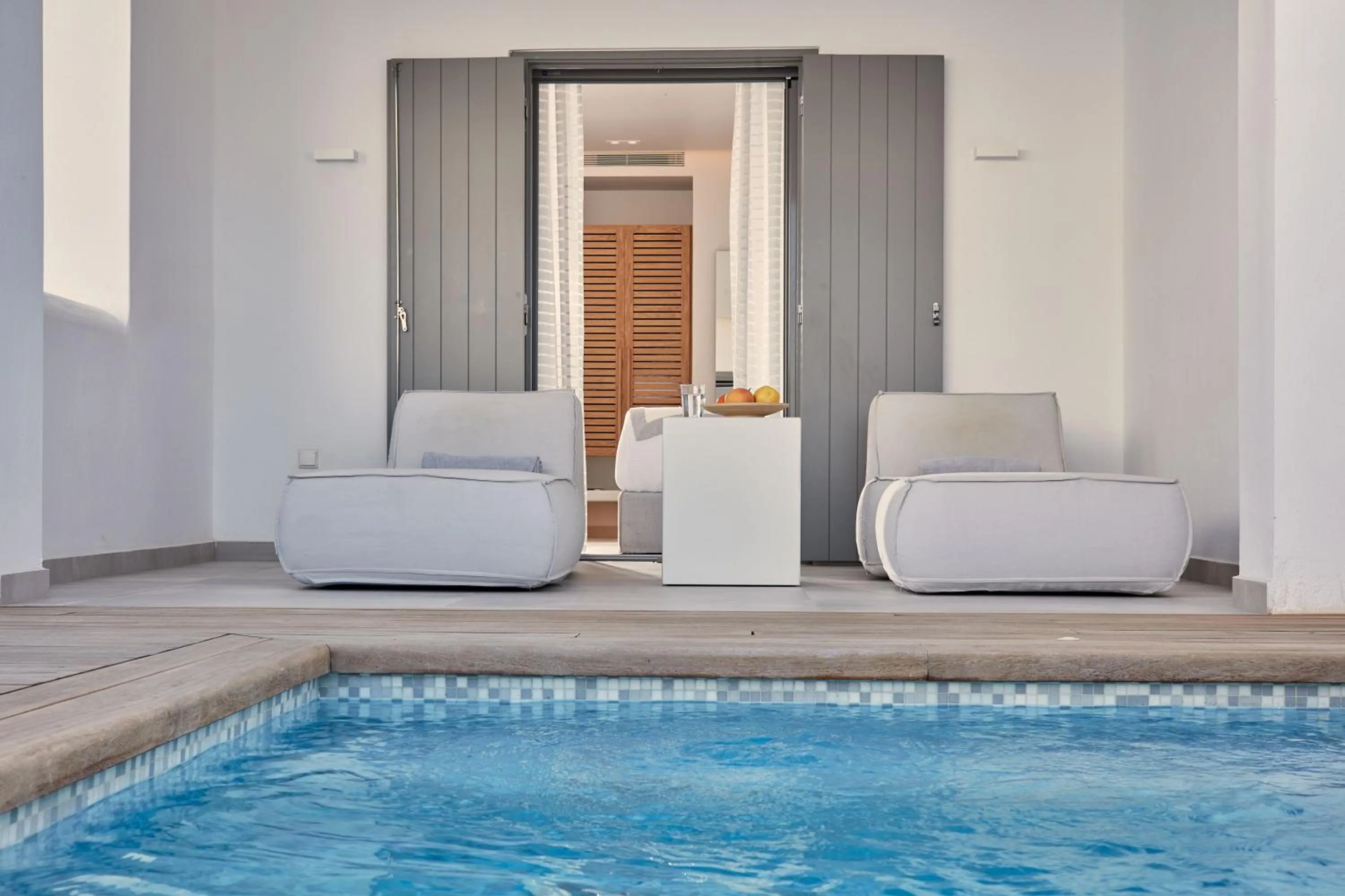 Swimming pool in 18 Grapes Hotel