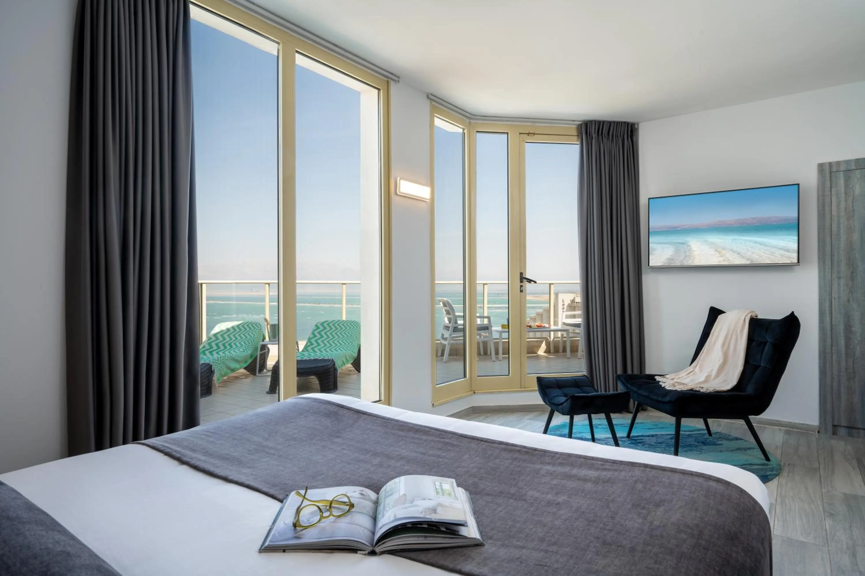 Living room, Bed in Leonardo Plaza Hotel Dead Sea