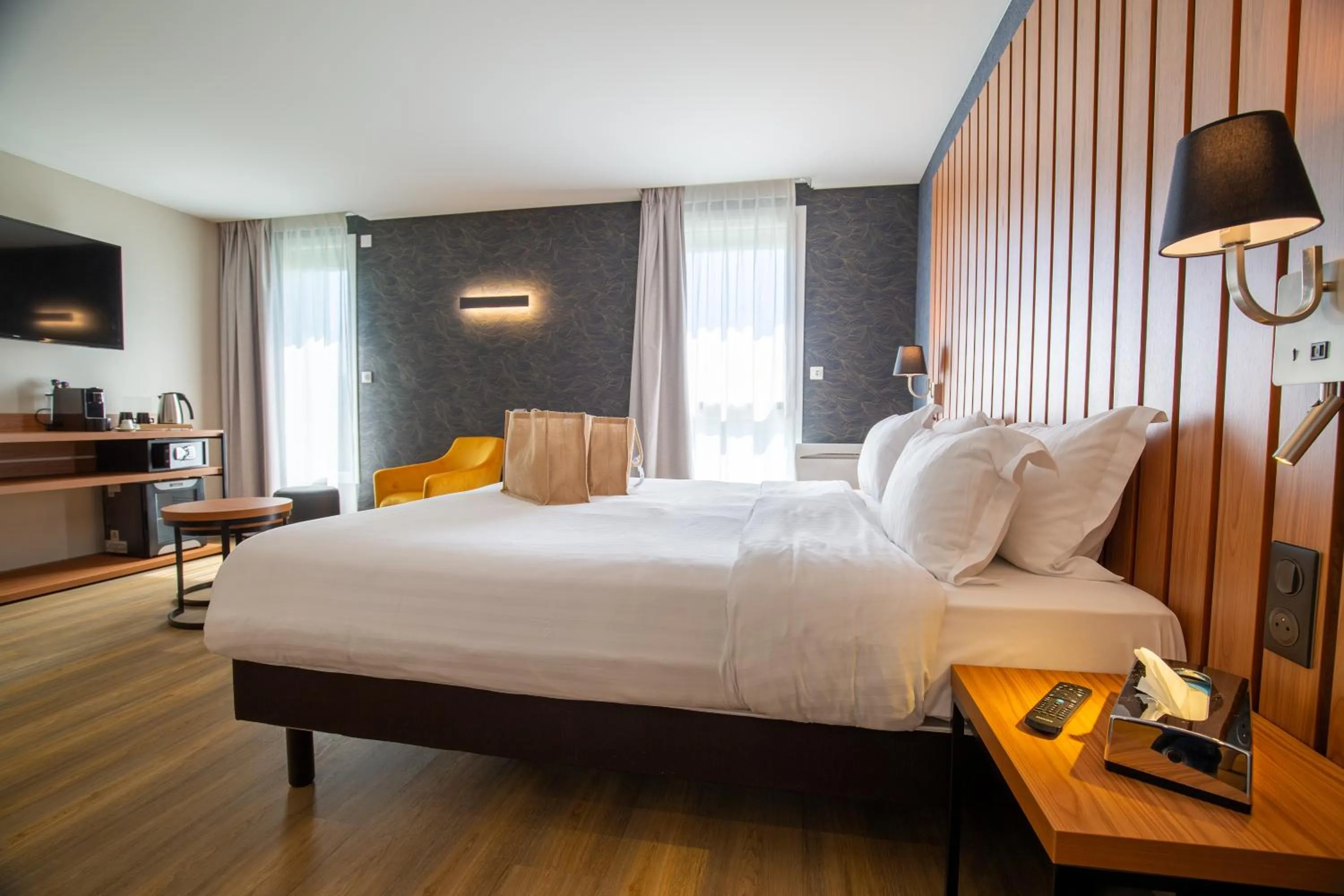 Bed in Best Western Côte des Sables Plouescat